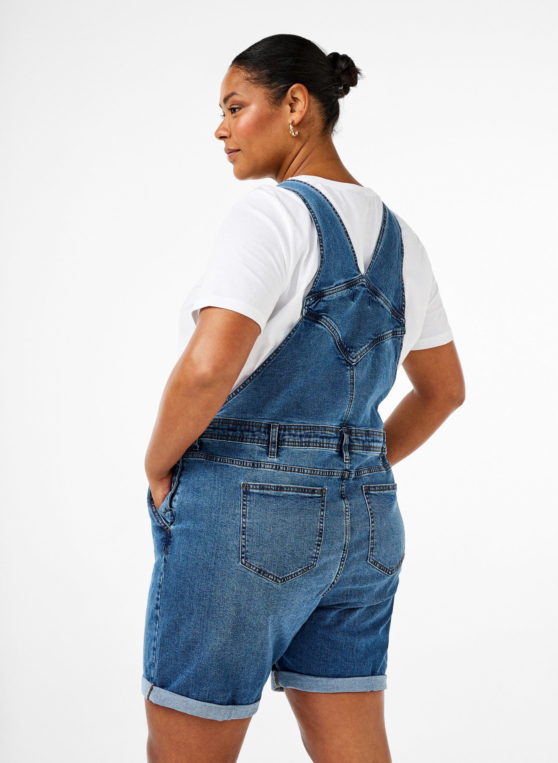 Zizzi Overalls-shorts i denim, Bl&aring;, Model image number 2