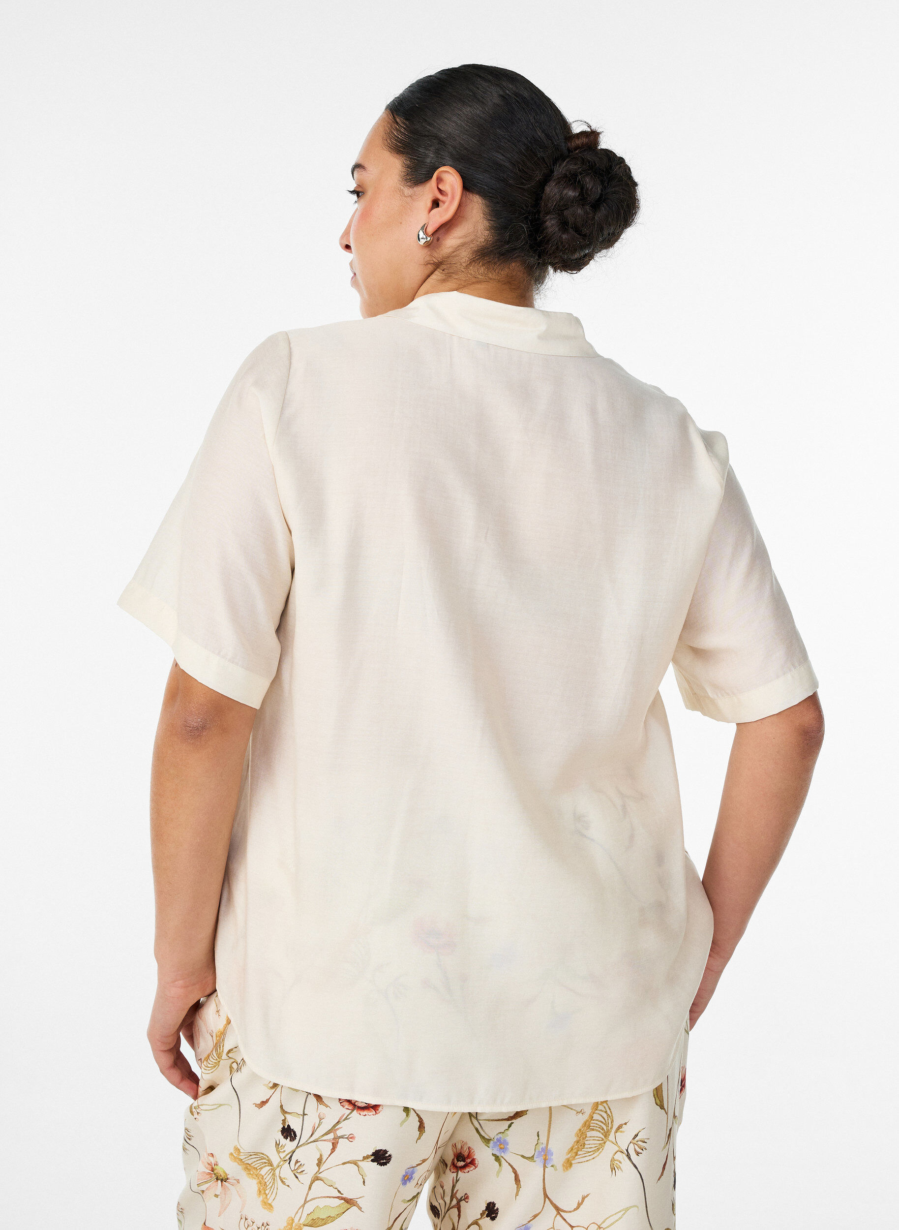 ZizziSkjortebluse med albuelange &aelig;rmer og blomster detaljer, Beige, Model image number 2