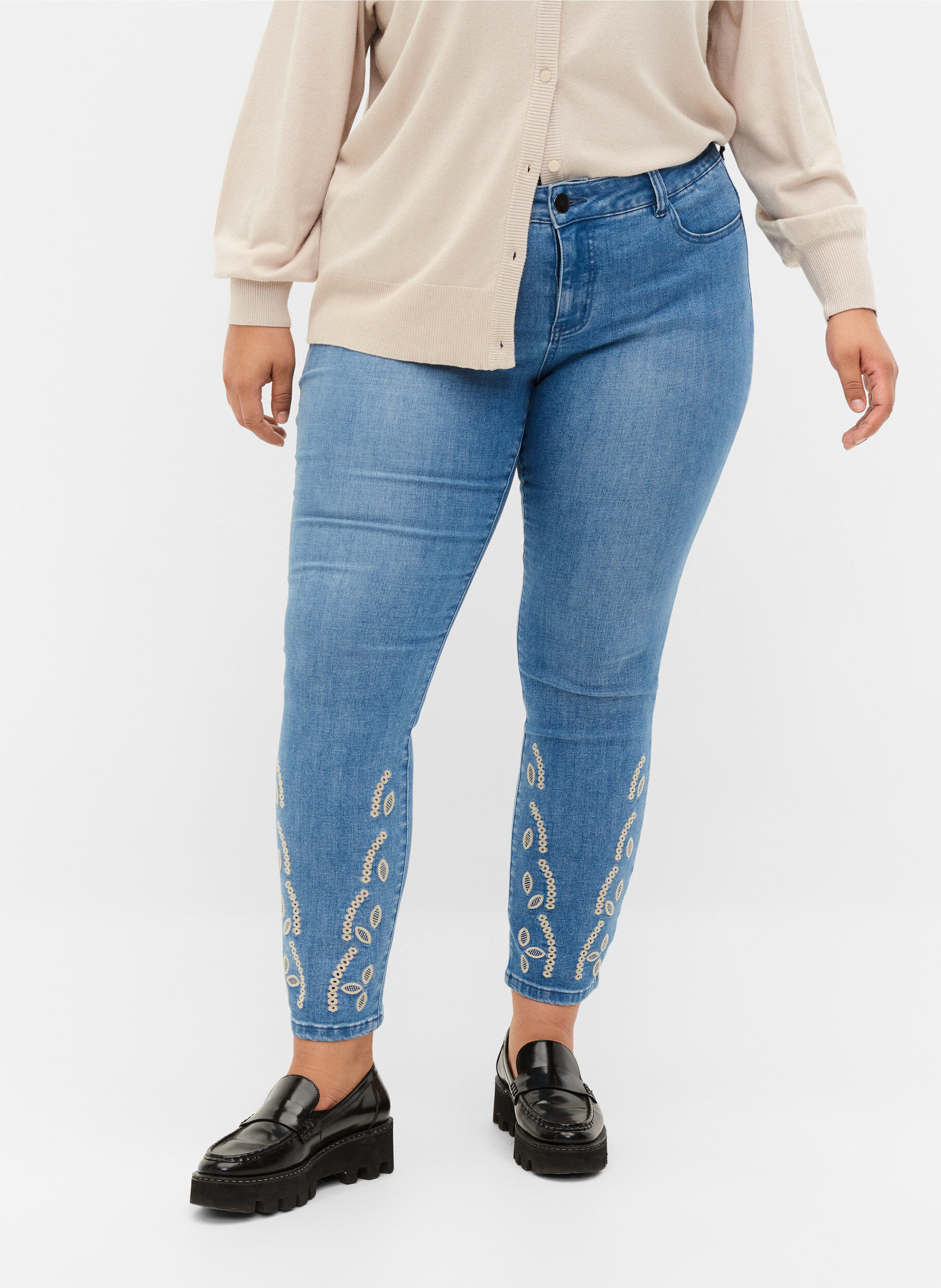 Zizzi Cropped Emily jeans med broderi, Blue denim, Model image number 2