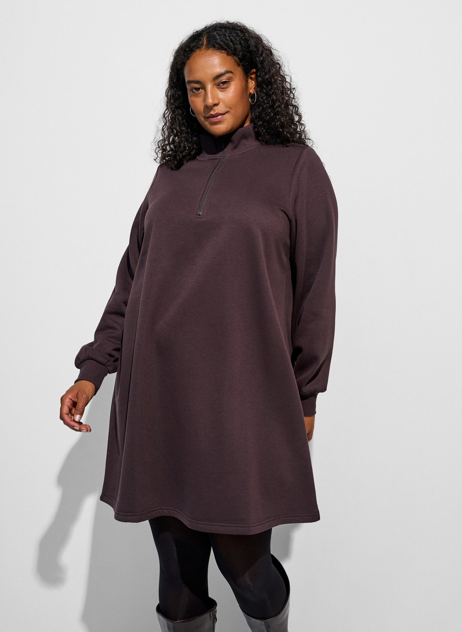 ZizziSweatkjole med h&oslash;j ribkrave og lynl&aring;s , Brun, Model image number 0
