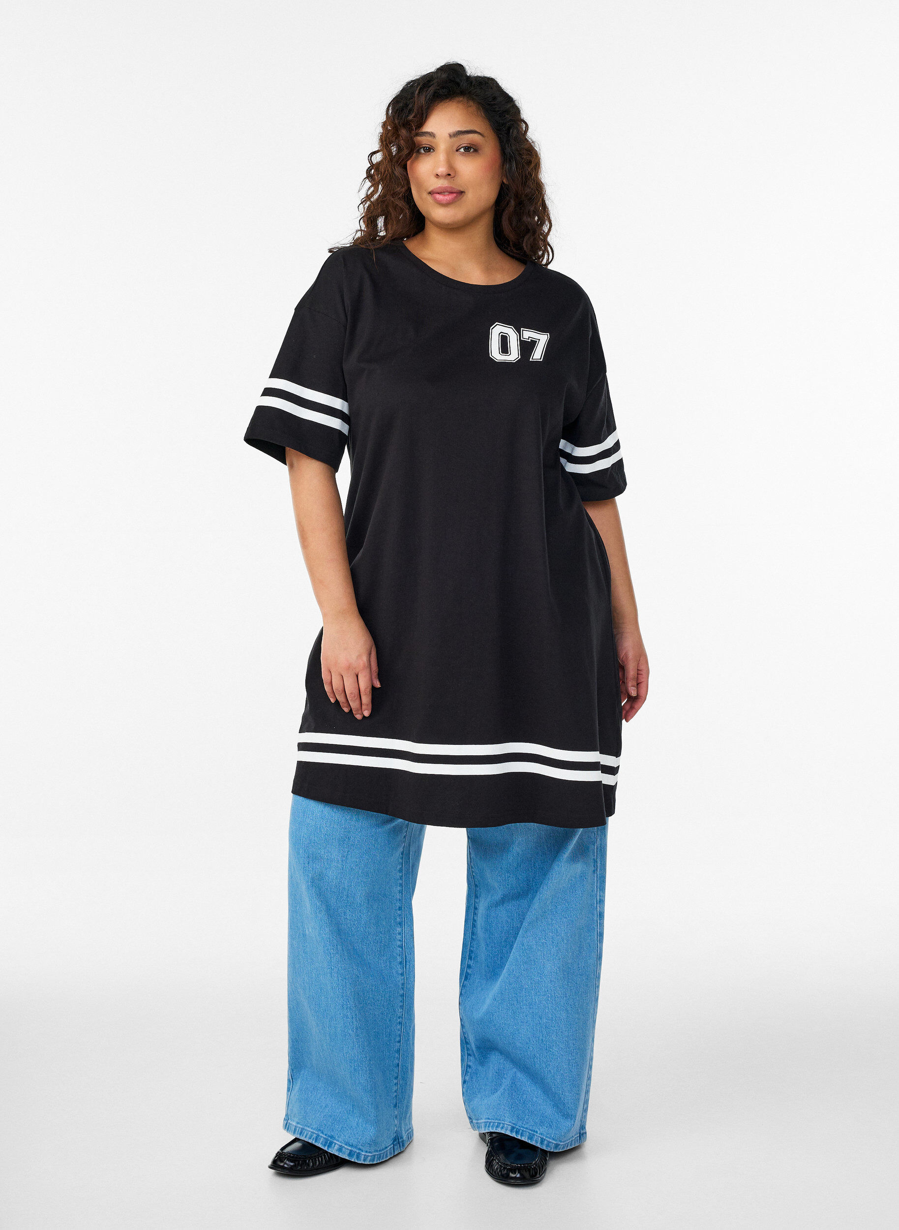 Zizzi Kort t-shirtkjole med sporty detaljer, Sort, Model image number 1