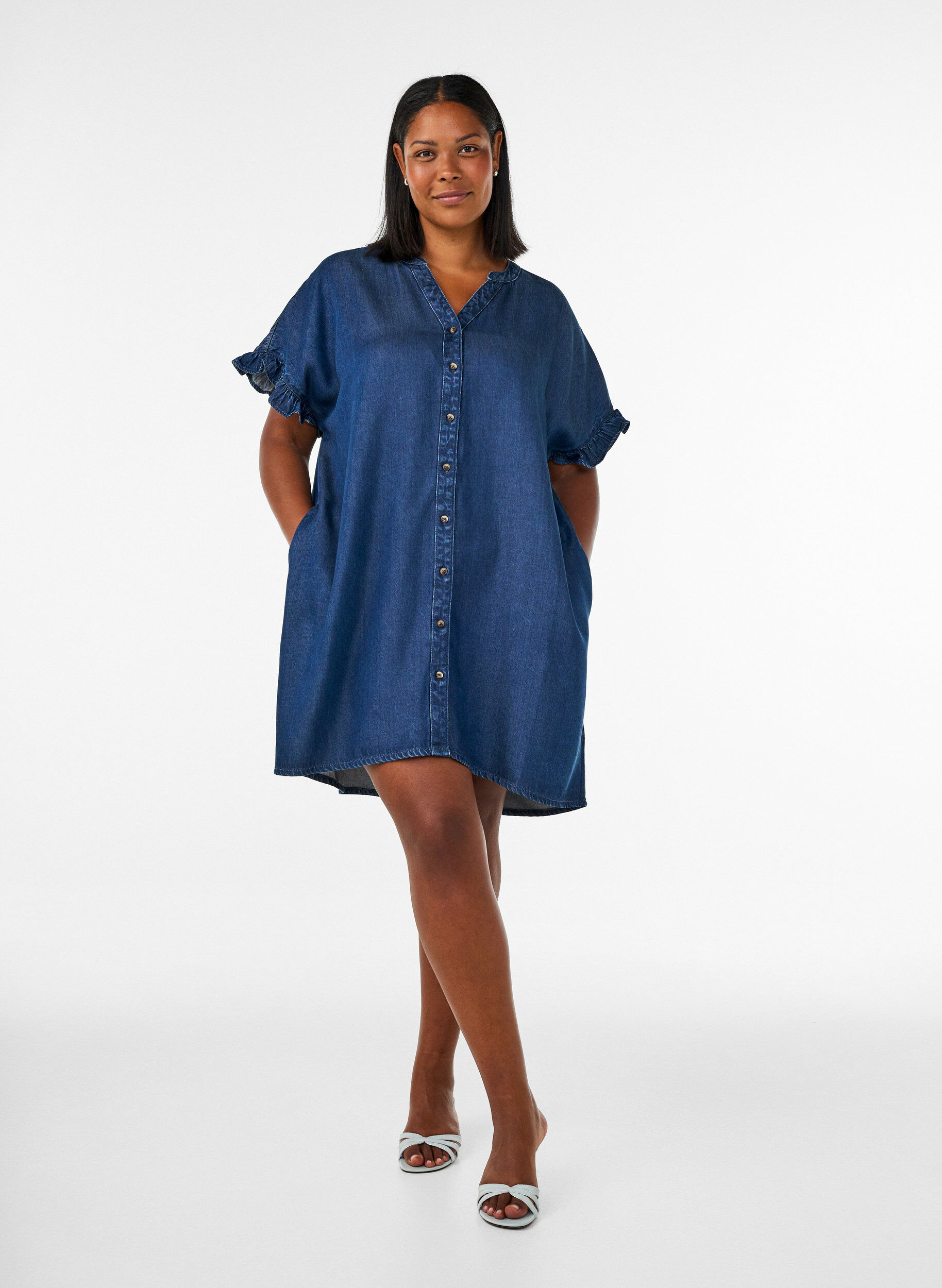 ZizziDenimlook kjole med knaplukning og fl&aelig;se&aelig;rmer, Bl&aring;, Model image number 1