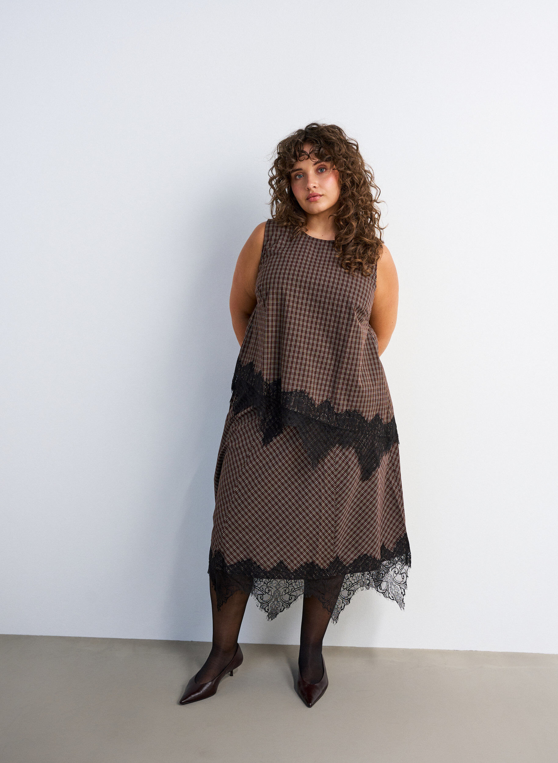 ZizziTernet top med asymmetrisk blondekant, Brun, Model image number 1