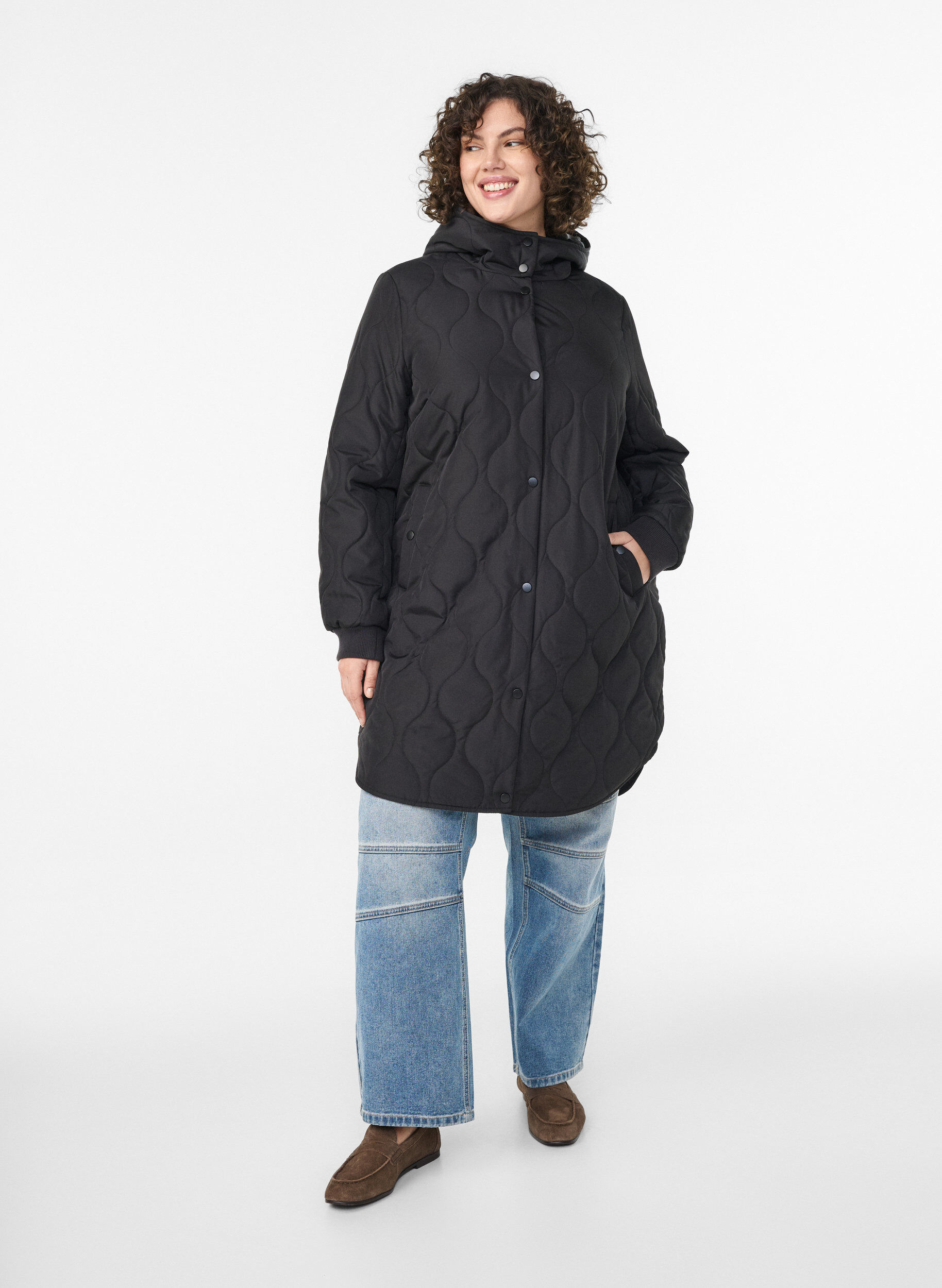 ZizziMellemlang quiltet jakke med h&aelig;tte, Sort, Model image number 1