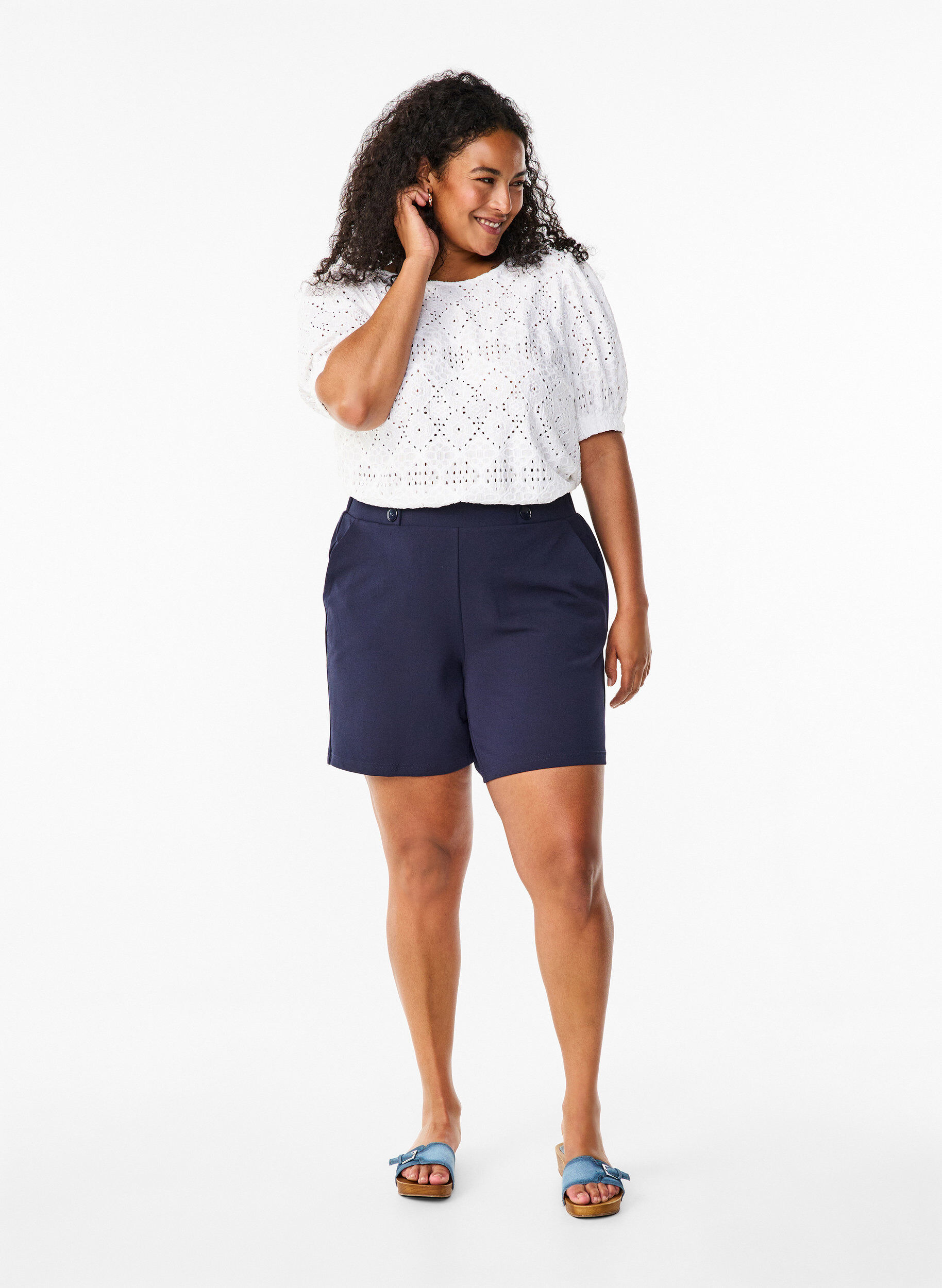 Zizzi Kort&aelig;rmet bluse med hulm&oslash;nster, Bright White, Model image number 2