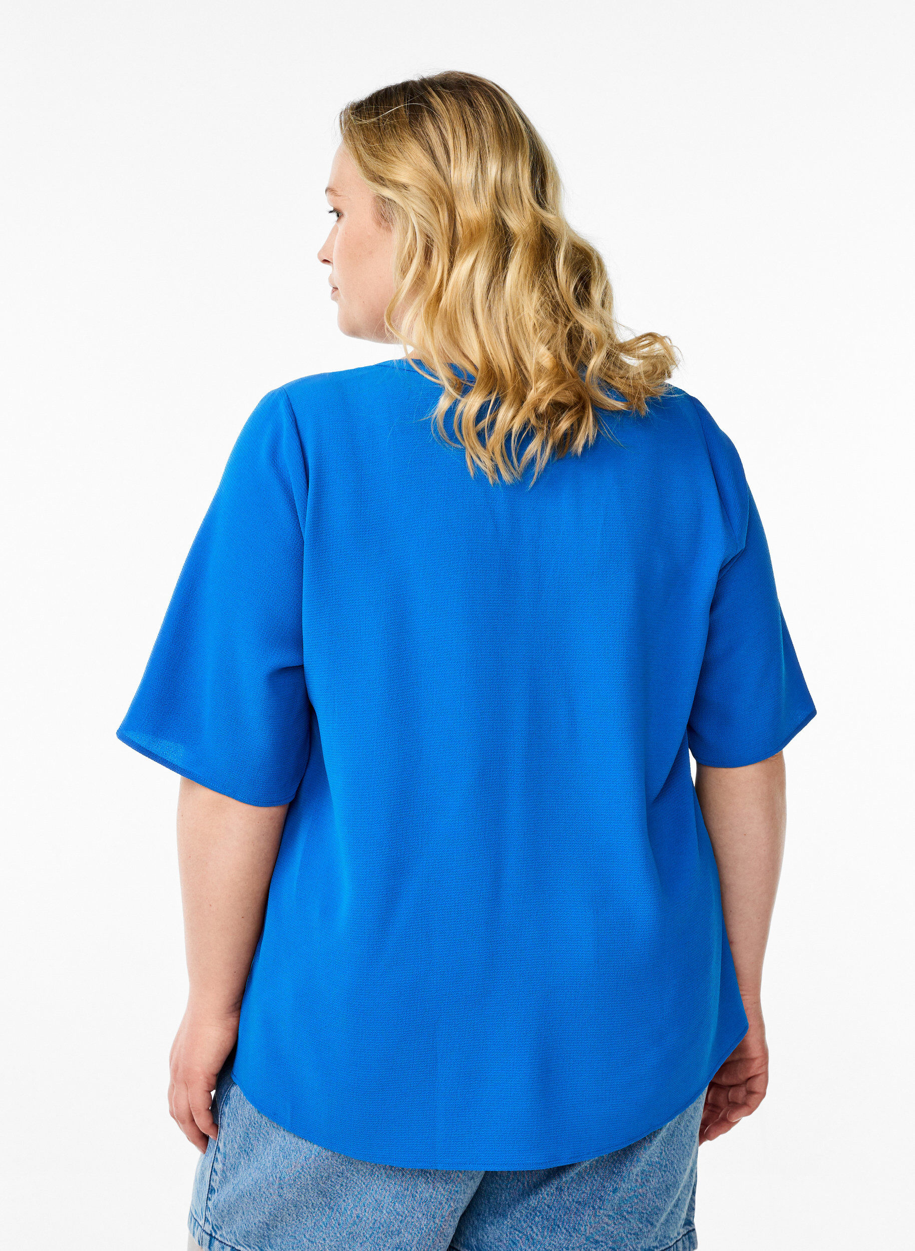 Zizzi Kort&aelig;rmet bluse med v-udsk&aelig;ring, Bl&aring;, Model image number 2