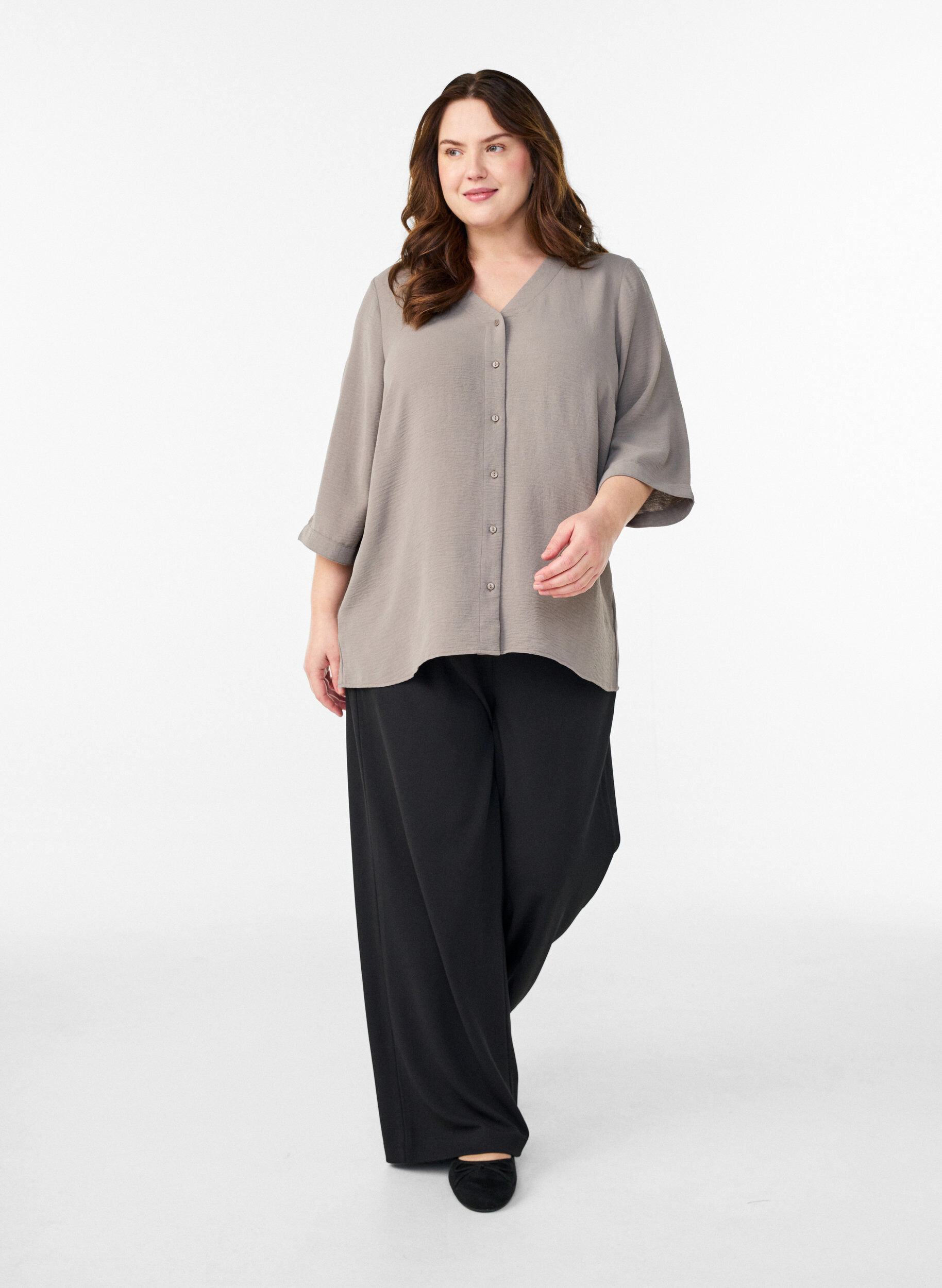 ZizziSkjortebluse med V-udsk&aelig;ring og 3/4-&aelig;rmer, Beige, Model image number 1