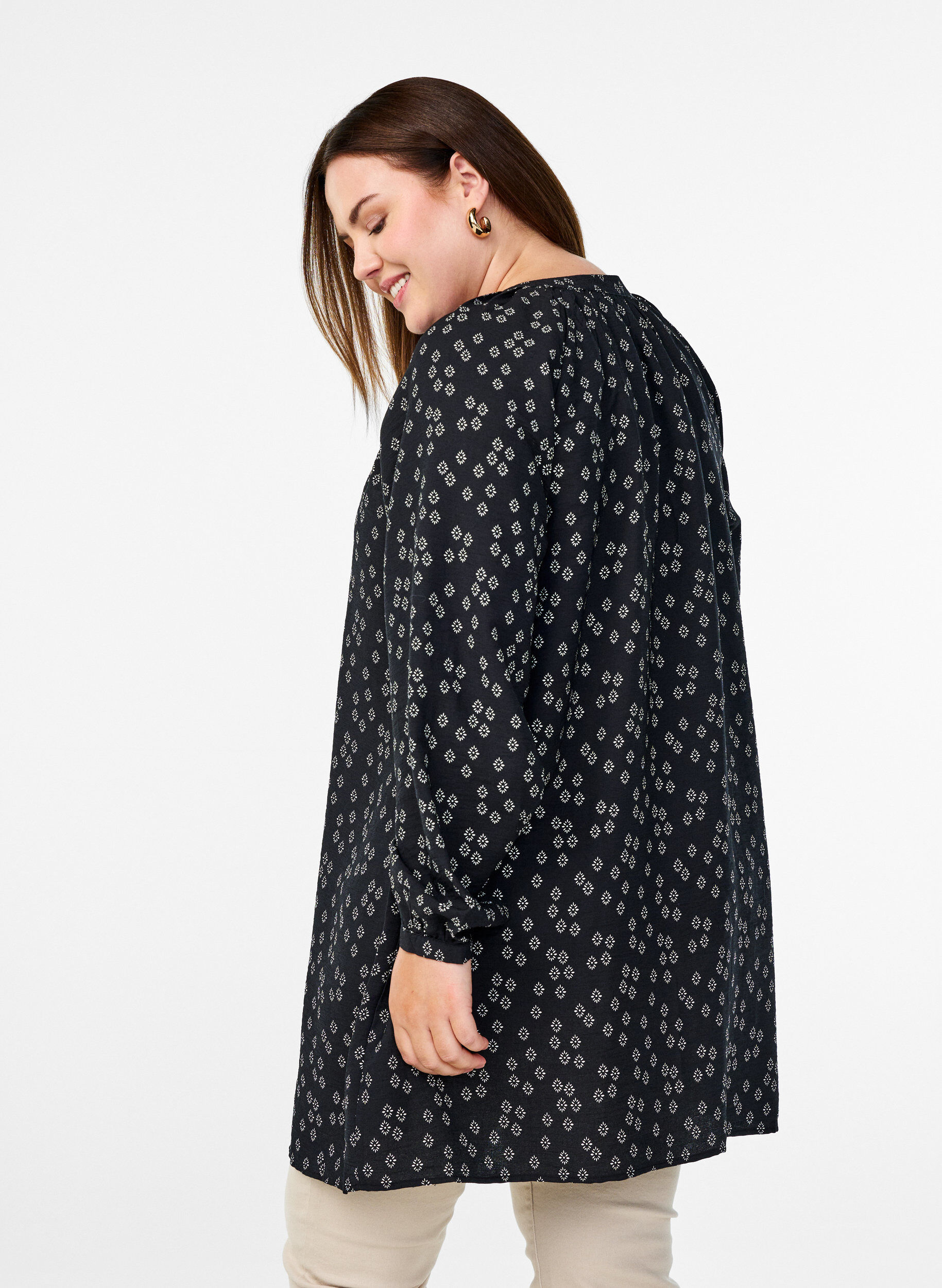 Zizzi Lang&aelig;rmet tunika med blomsterprint, Sort, Model image number 2