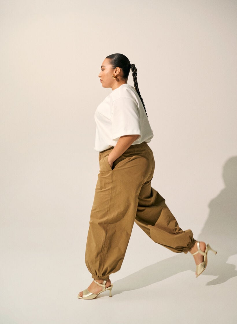 Pumps med &aring;ben t&aring; og firkantet snude, Guld, Image