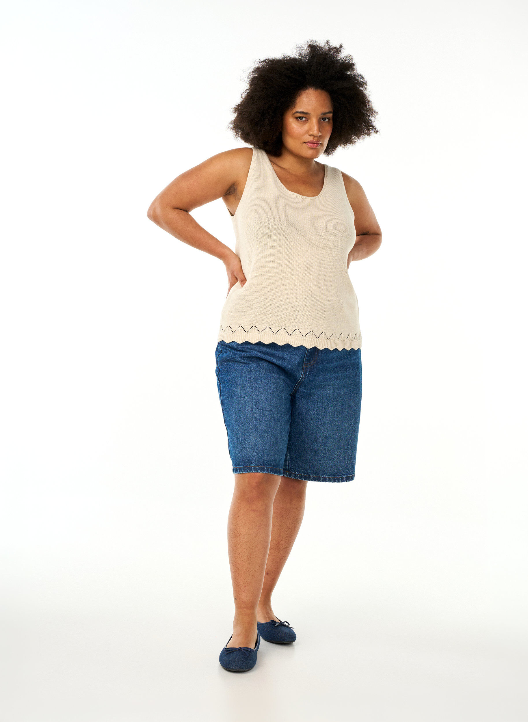 Zizzi &AElig;rmel&oslash;s strikket top med b&oslash;lgekant, Sandshell, Model image number 2