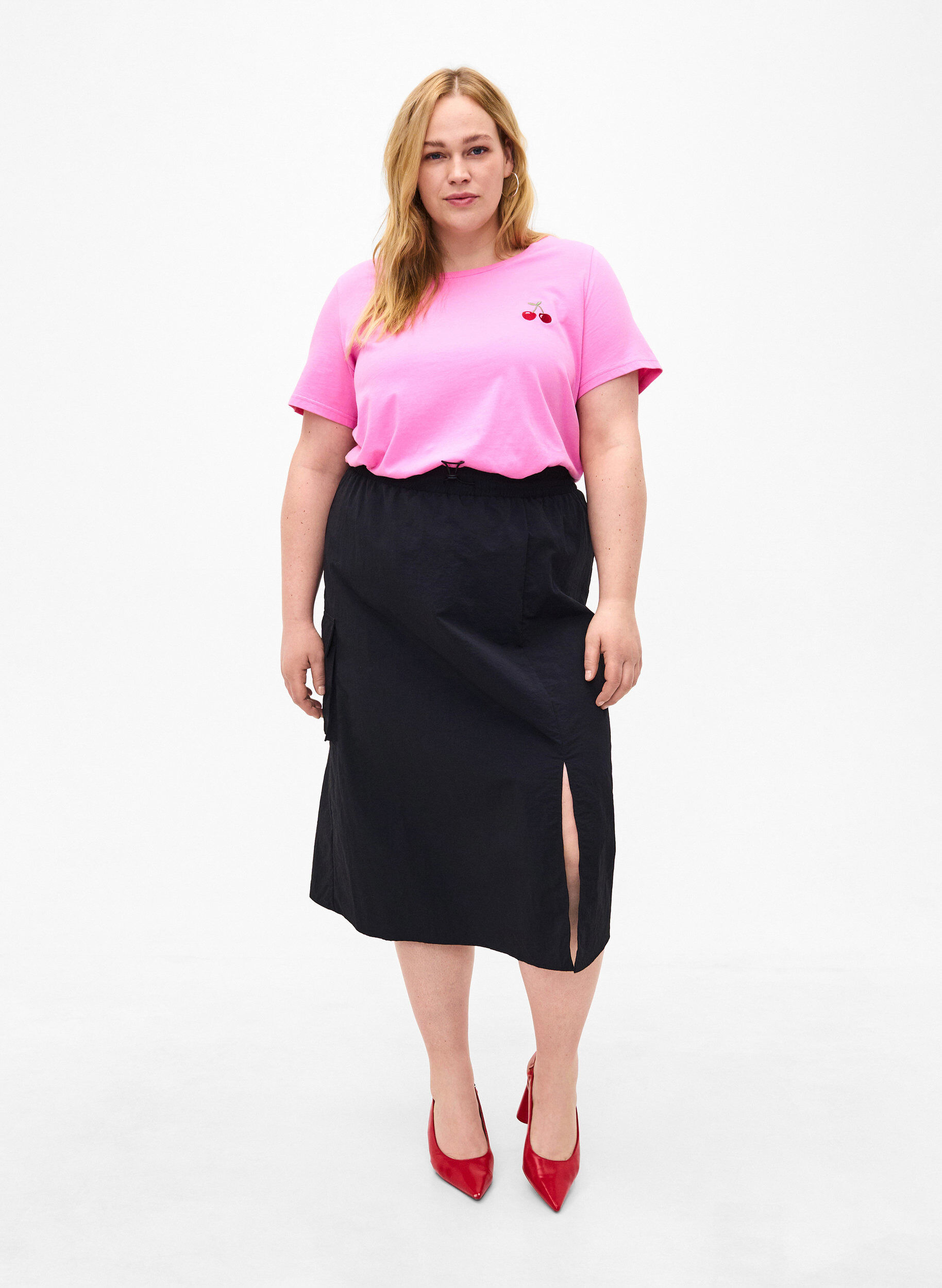 Zizzi Bomulds t-shirt med broderet kirseb&aelig;r, Roseb. W. CherryEMB., Model image number 2