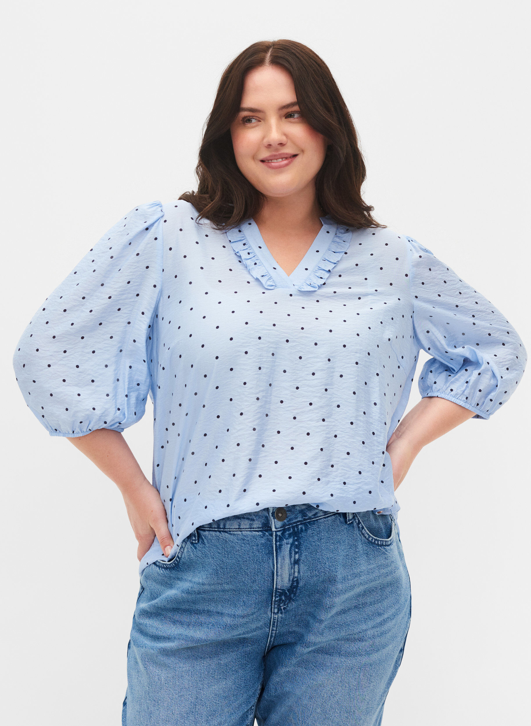 Zizzi Prikket bluse med 3/4 &aelig;rmer i viskosekvalitet, Light Blue Dot, Model image number 0