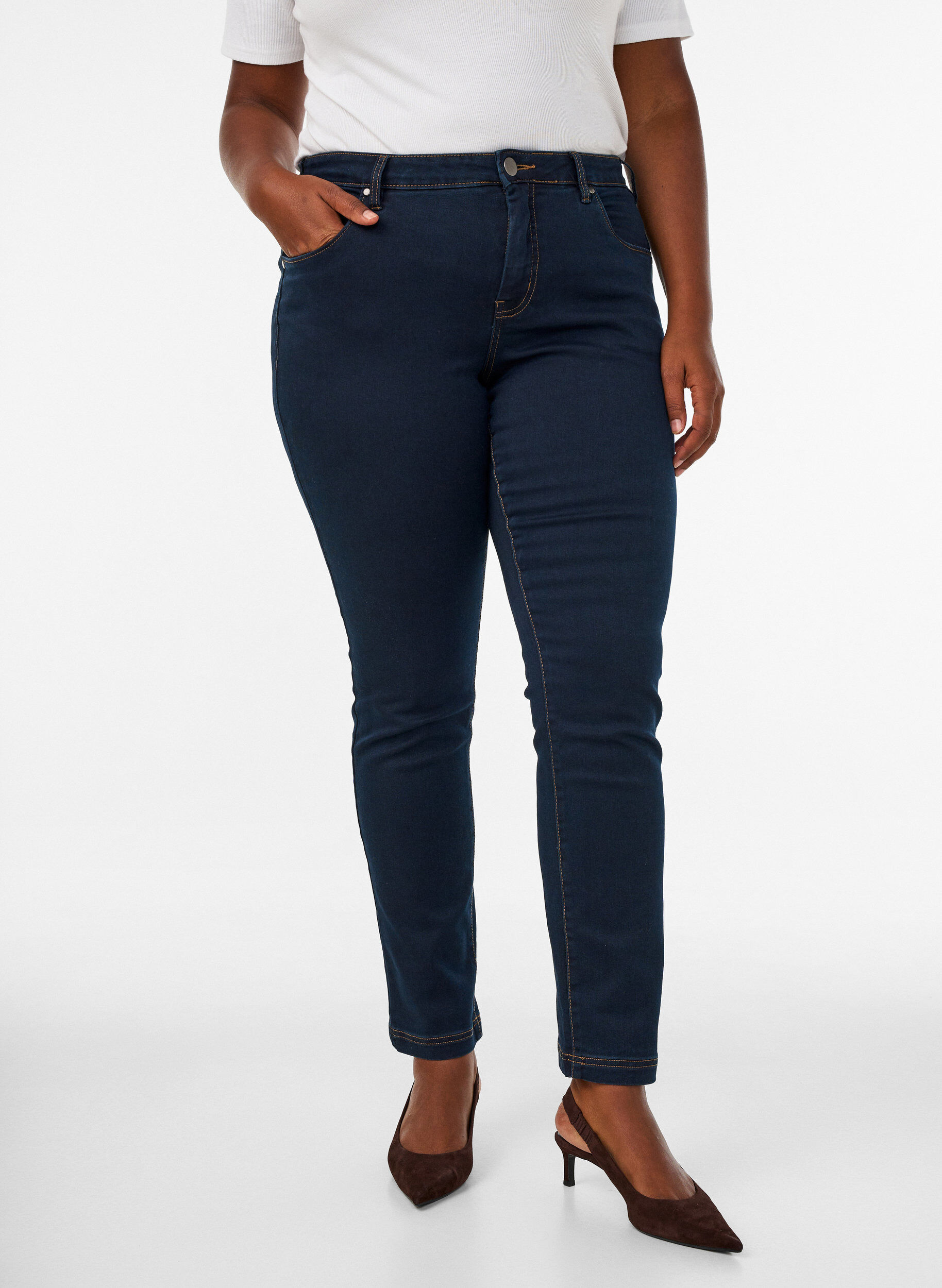 ZizziSlim fit Emily jeans med regul&aelig;r talje, Bl&aring;, Model image number 3