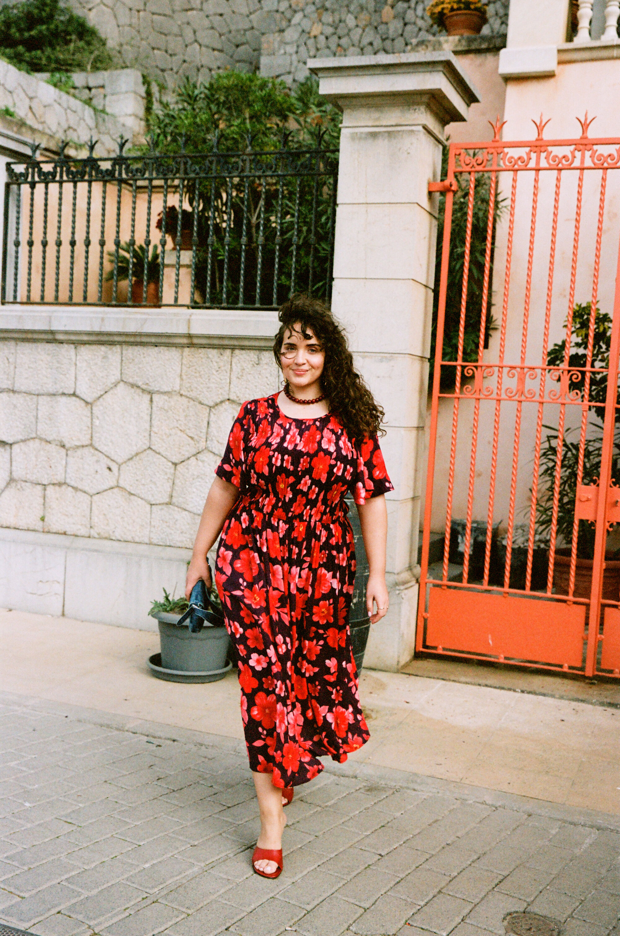 ZizziBlomstret elegance i r&oslash;dt, , Model