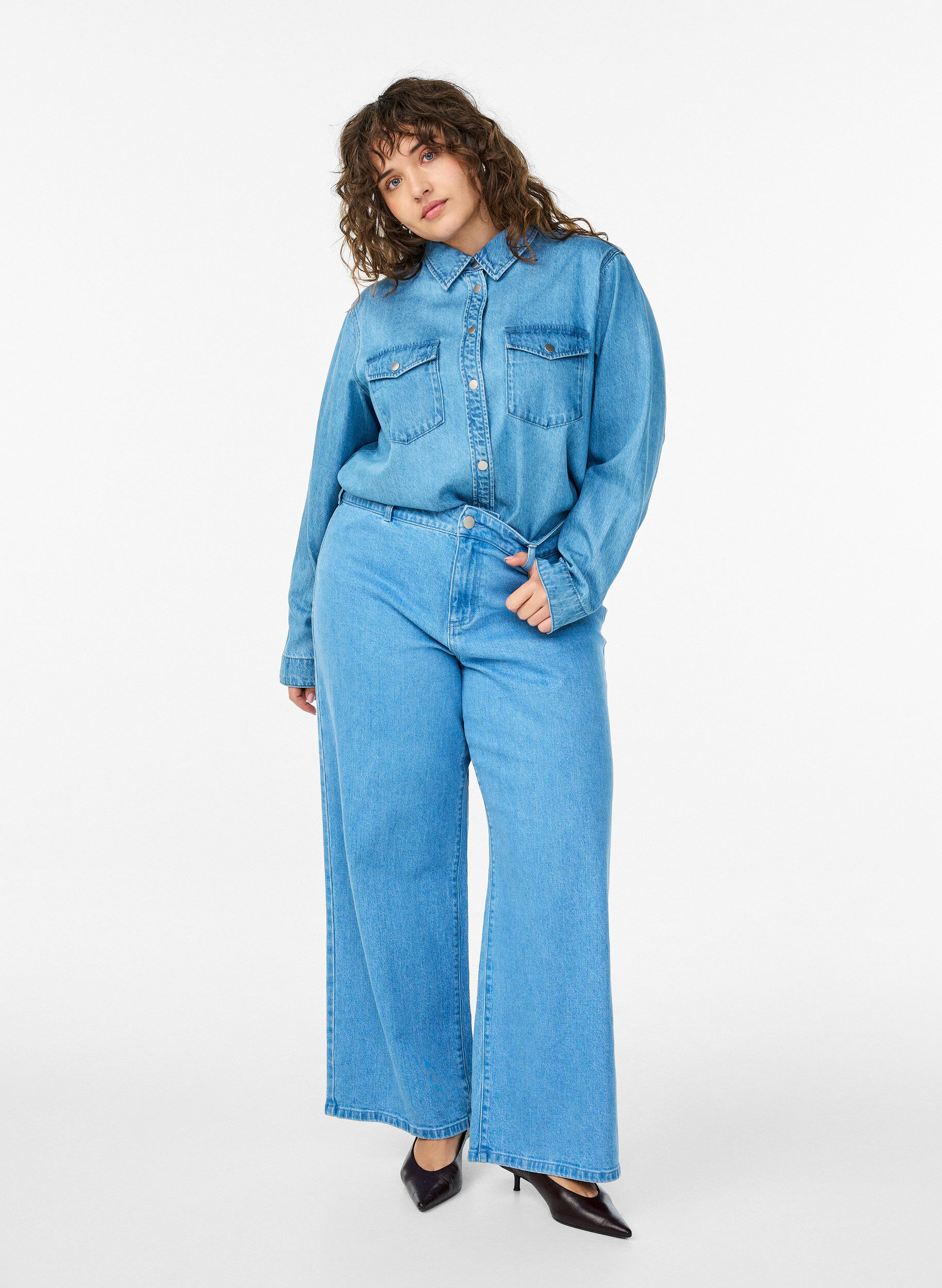 Zizzi Denimskjorte med brystlommer , Bl&aring;, Model image number 1