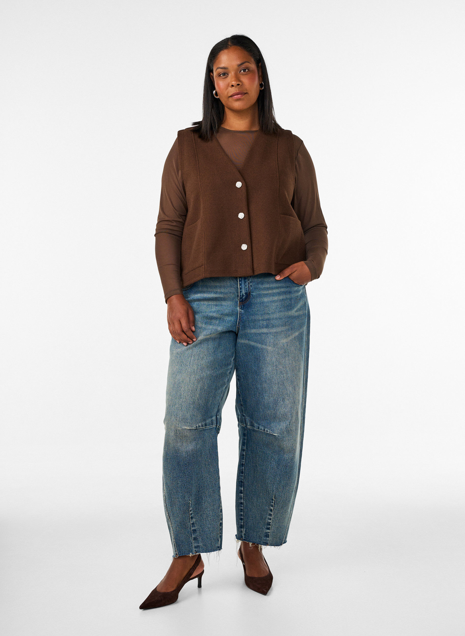 ZizziVest med V-hals og knapper, Brun, Model image number 1