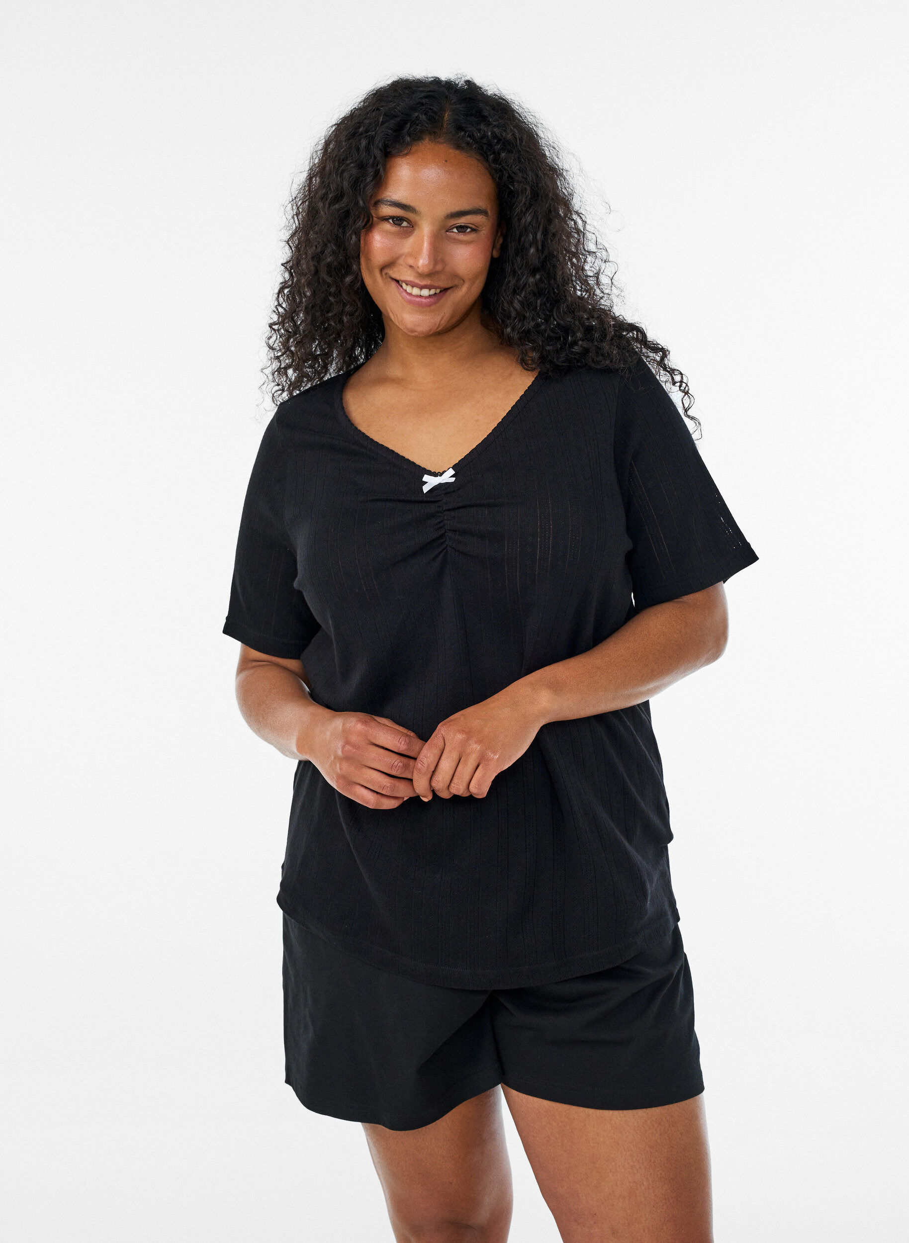 ZizziNatbluse i &oslash;kologisk bomuld med hulm&oslash;nster, Sort, Model image number 0