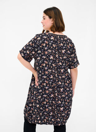 Kortærmet viskose kjole med print, Black Small Flower, Model image number 1
