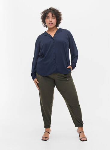 Skjorte med knaplukning og v-udskæring, Navy Blazer, Model image number 2