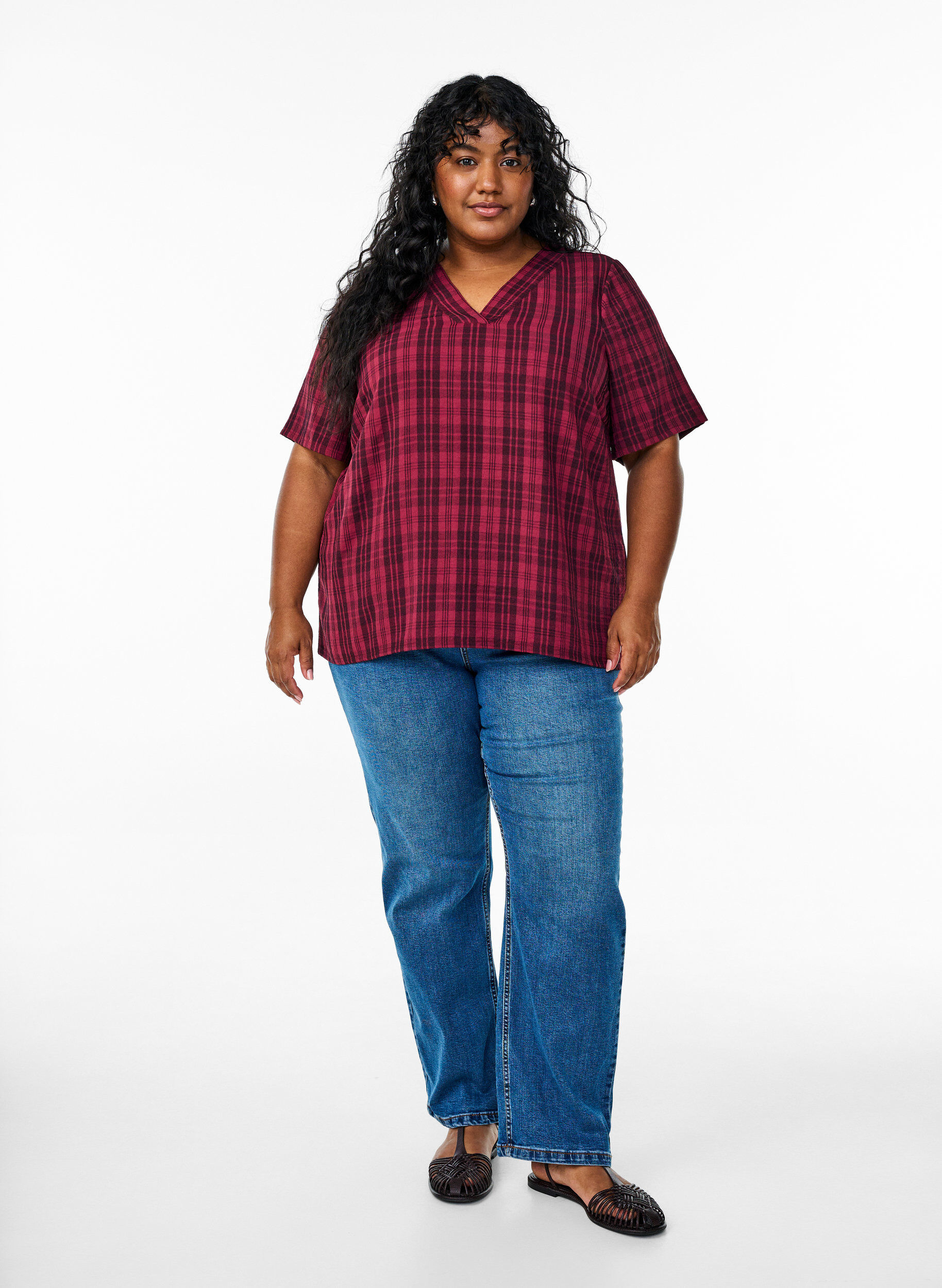 Zizzi Bluse med ternet m&oslash;nster og V-udsk&aelig;ring, M&oslash;rk Bordeaux, Model image number 1