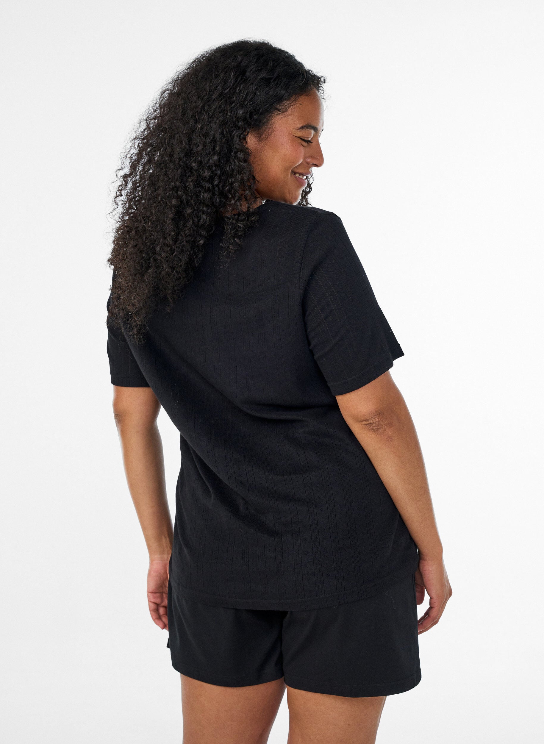 ZizziNatbluse i &oslash;kologisk bomuld med hulm&oslash;nster, Sort, Model image number 2