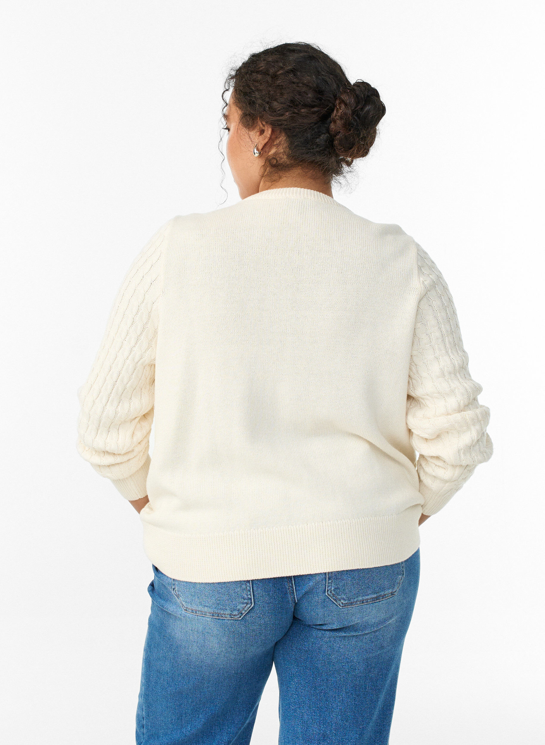 Zizzi Kabelstrikket cardigan med gyldne knapper, Vanilla, Model image number 2