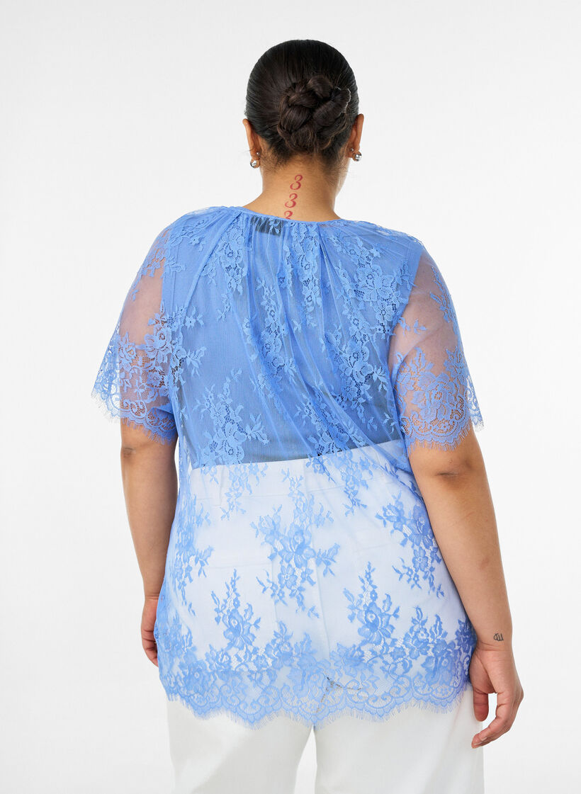 Kort&aelig;rmet blondebluse med bindeb&aring;nd, Lilla, Model image number 2