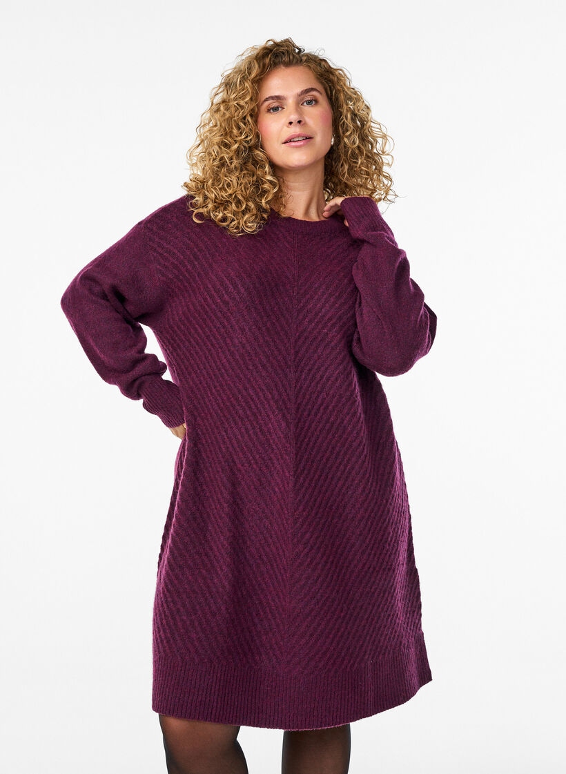 Kort strikkjole med V-formet strukturm&oslash;nster, Lilla, Model image number 0