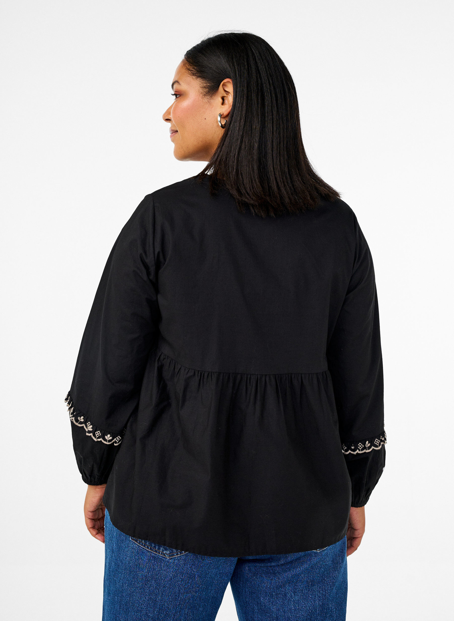 Zizzi Bluse med &aring;ben front og broderidetaljer, Sort, Model image number 2