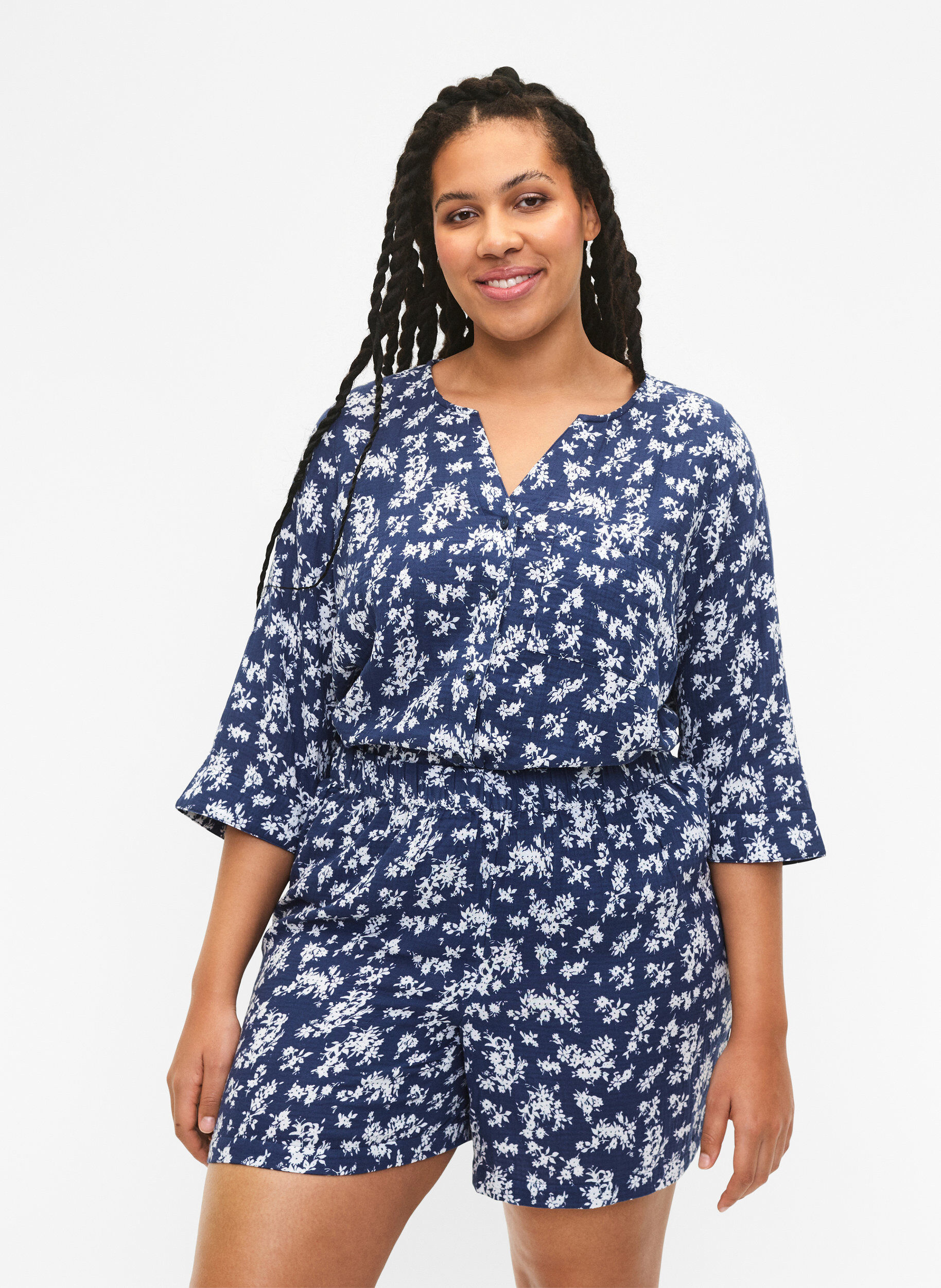 Zizzi Blomstrede natshorts i bomuld, V. Indigo Flower AOP, Model image number 0