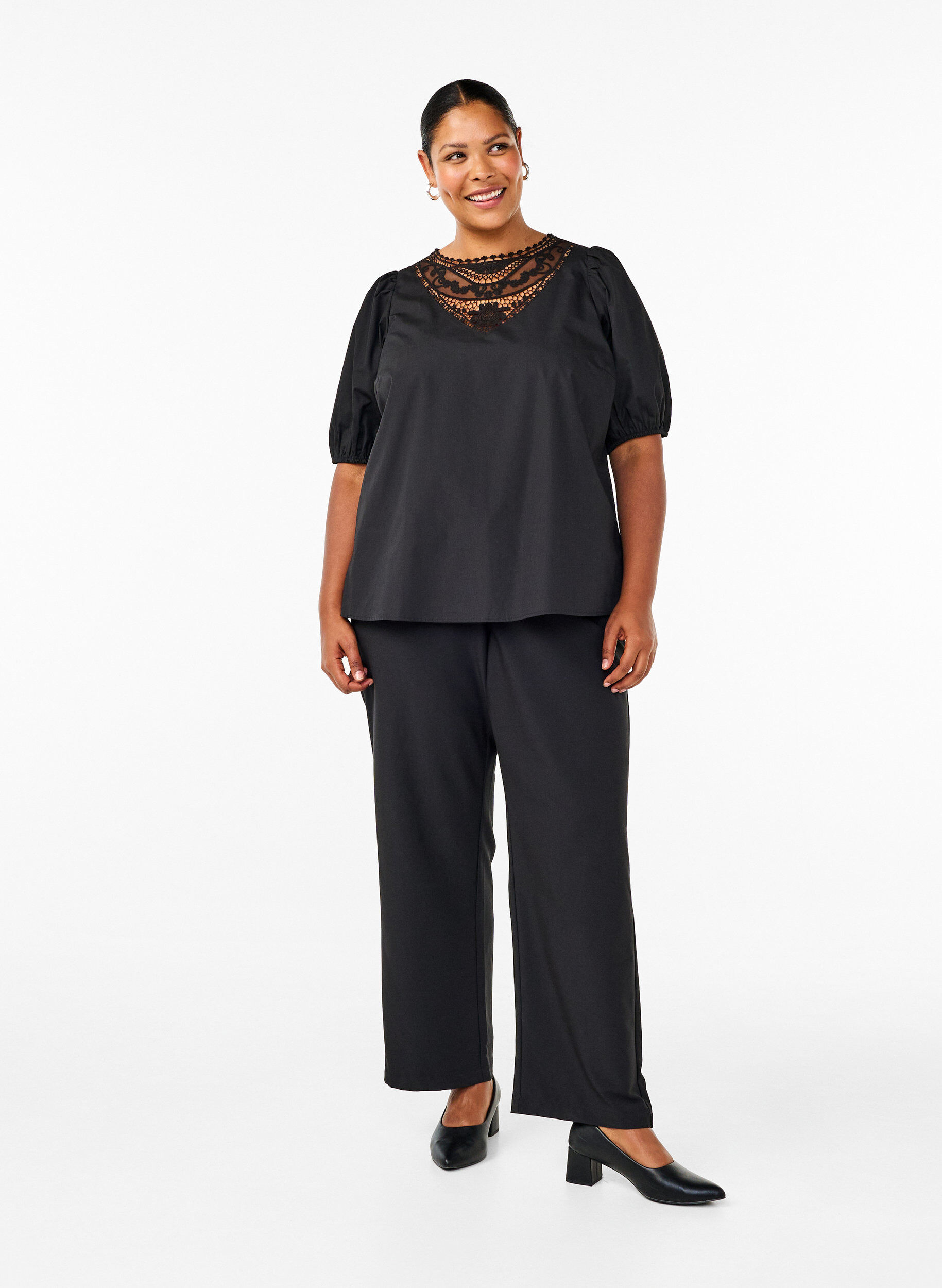 Zizzi Kort&aelig;rmet bluse med blondedetalje, Black, Model image number 2