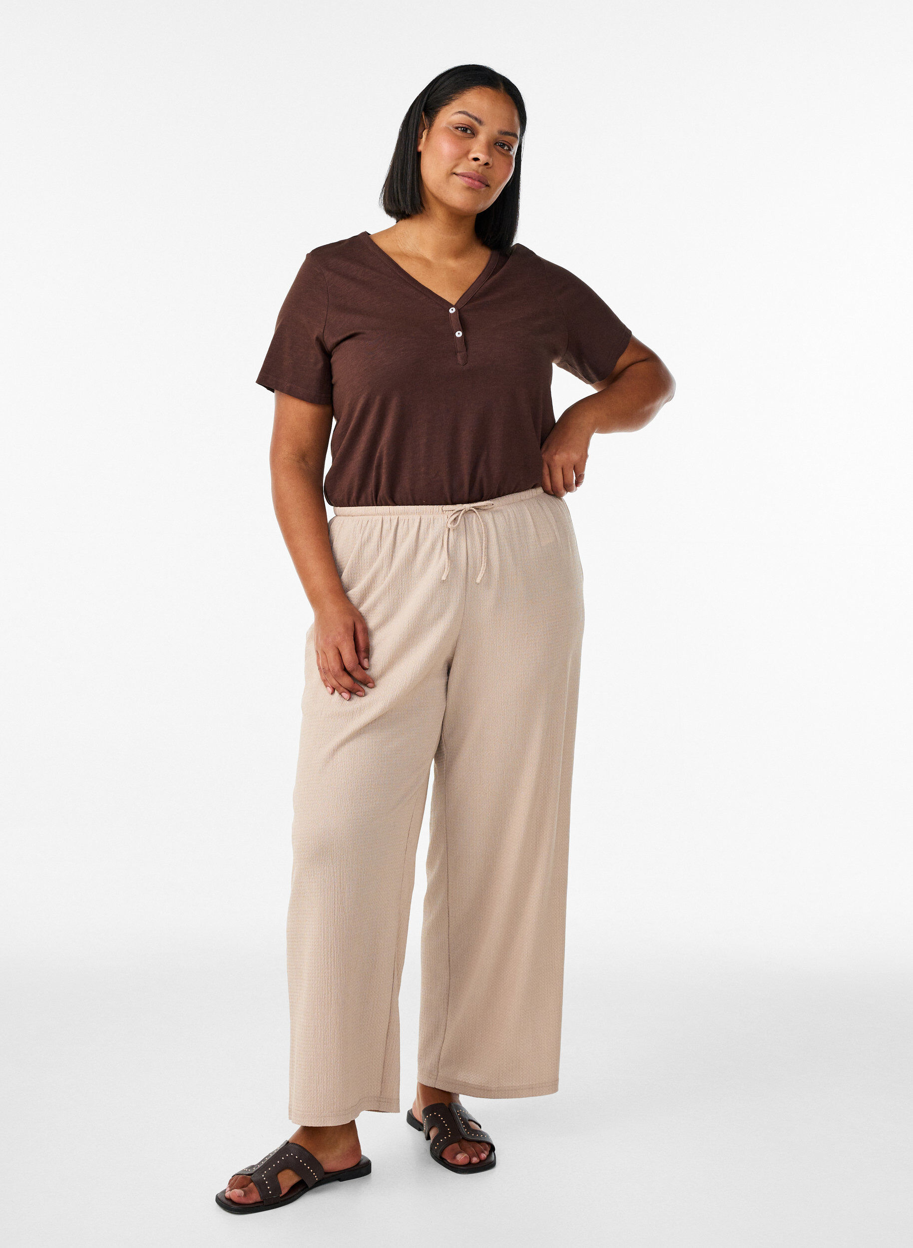 Zizzi T-shirt med knapdetalje, Brun, Model image number 1