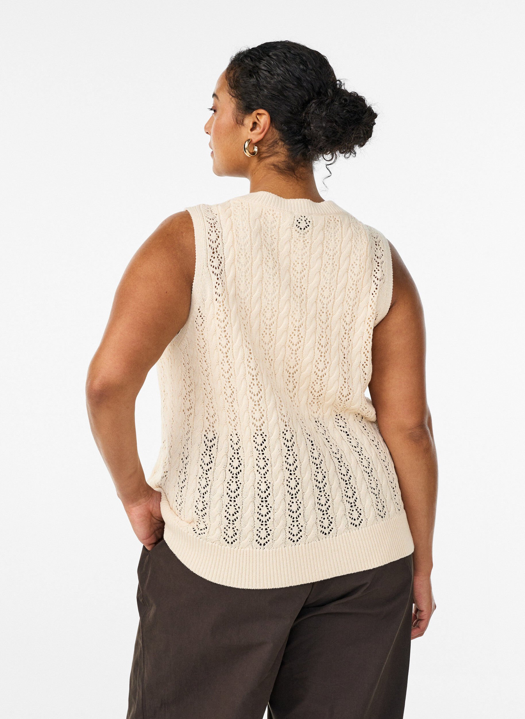 Zizzi Strikket vest med hulm&oslash;nster og bindeb&aring;nd, Beige, Model image number 2