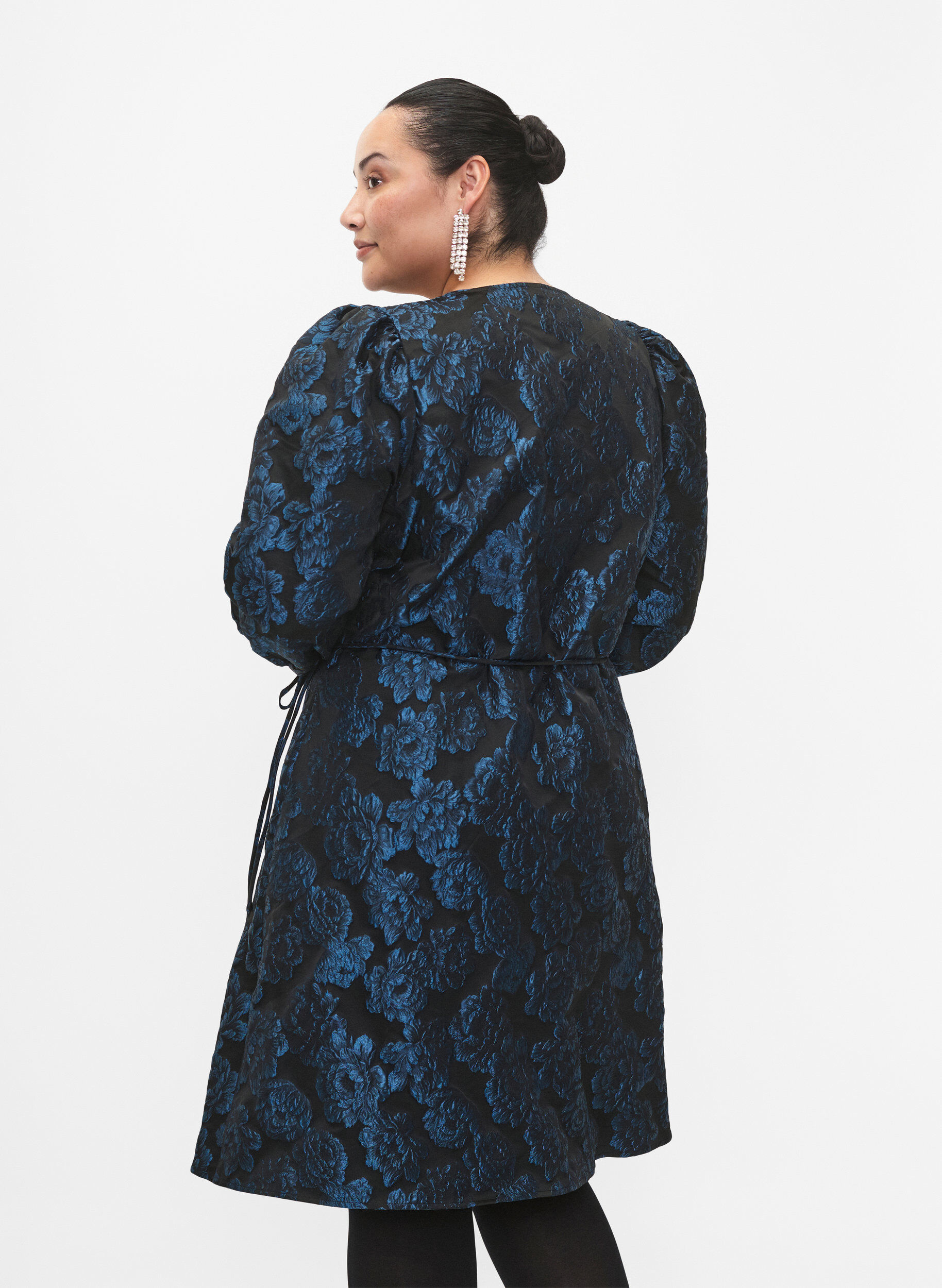 Zizzi Wrapkjole i jacquard med 3/4 &aelig;rmer, Black Blue, Model image number 1