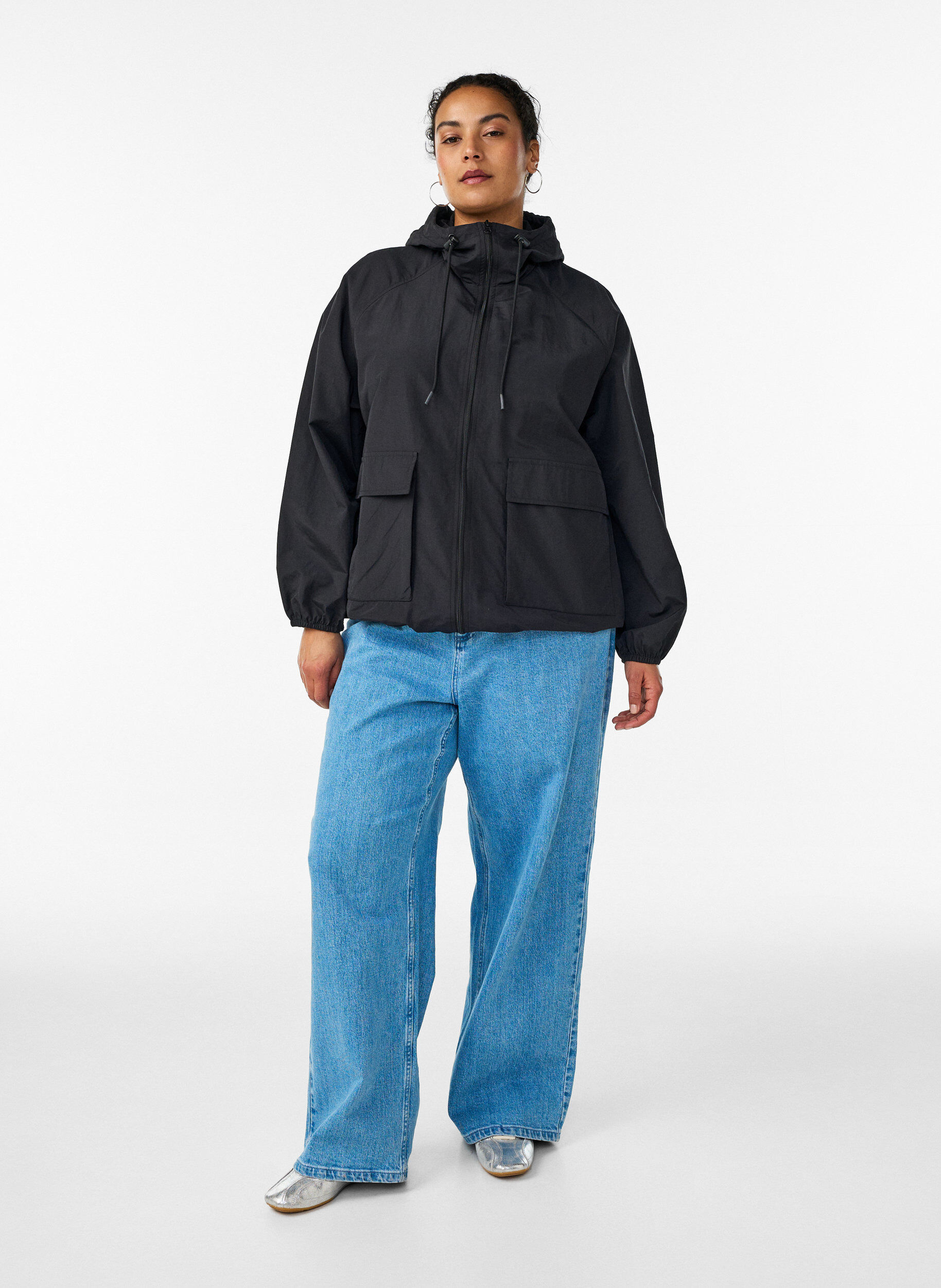 Zizzi Let jakke med h&aelig;tte og lommer, Sort, Model image number 1