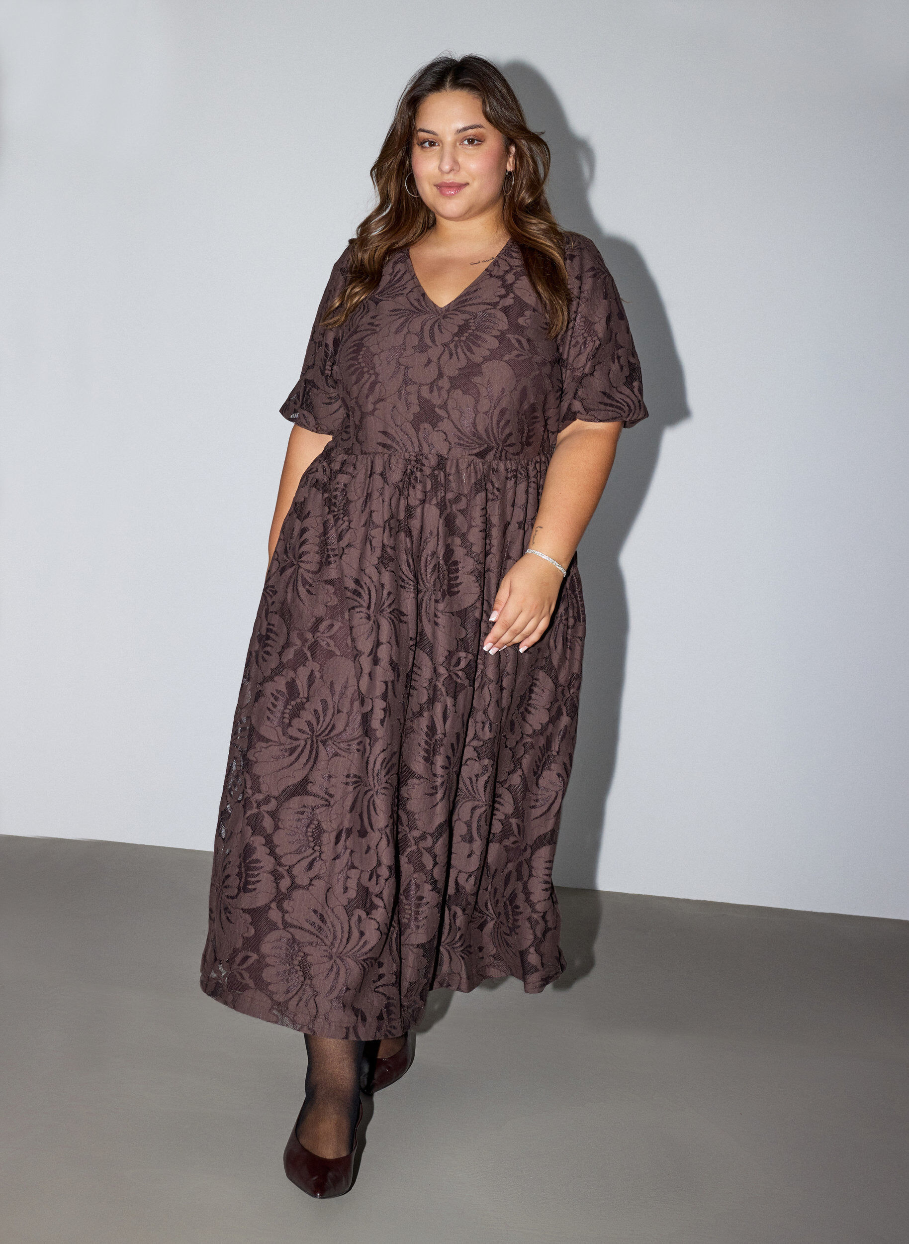 ZizziMidikjole med blomsterjacquard, Brun, Model image number 0