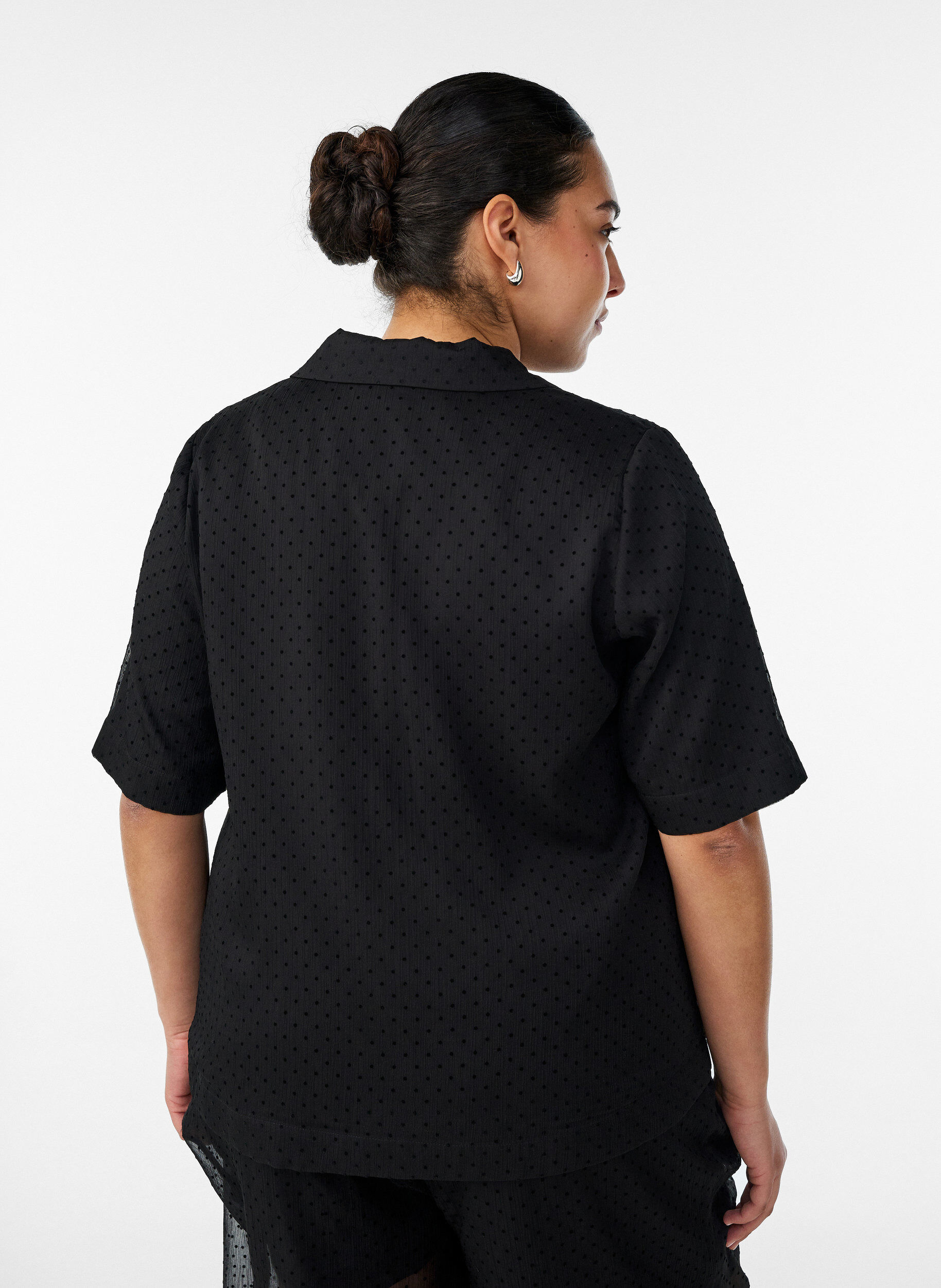ZizziSkjortebluse med prikker og reverskrave, Sort, Model image number 2
