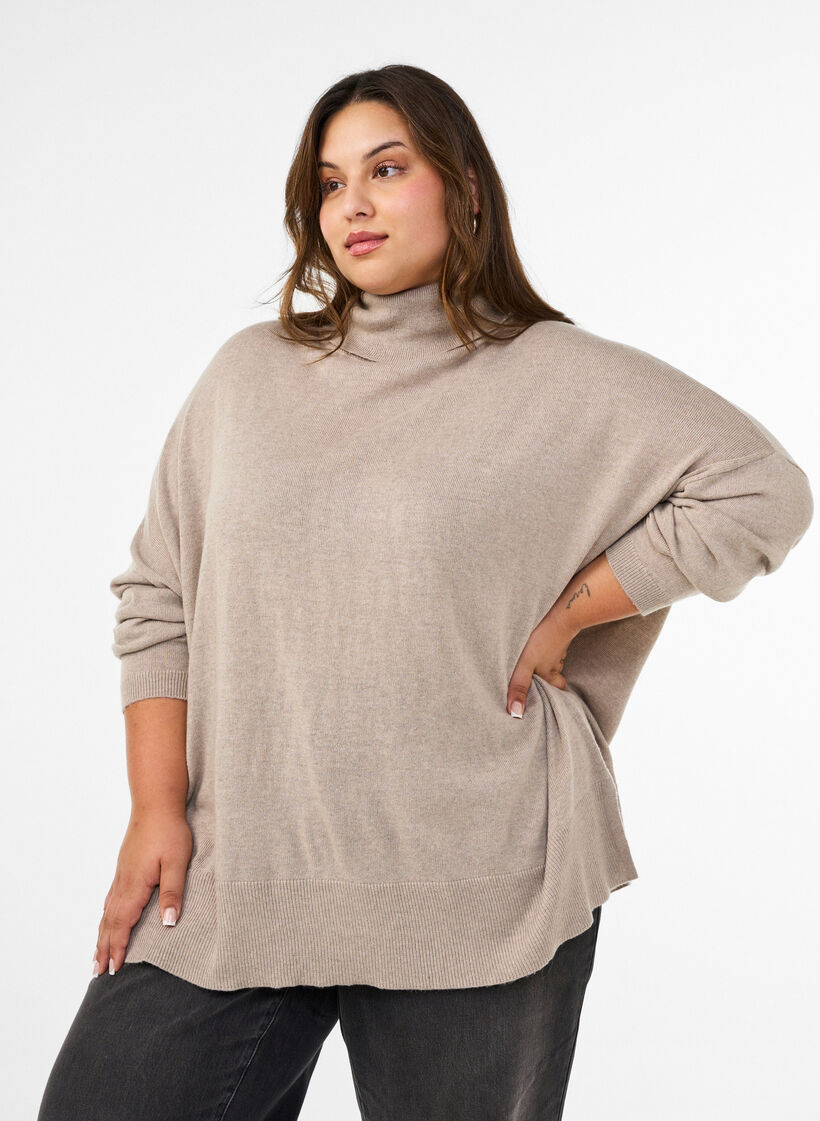 Strikbluse med rullekrave og l&oslash;s pasform, Beige, Model image number 0