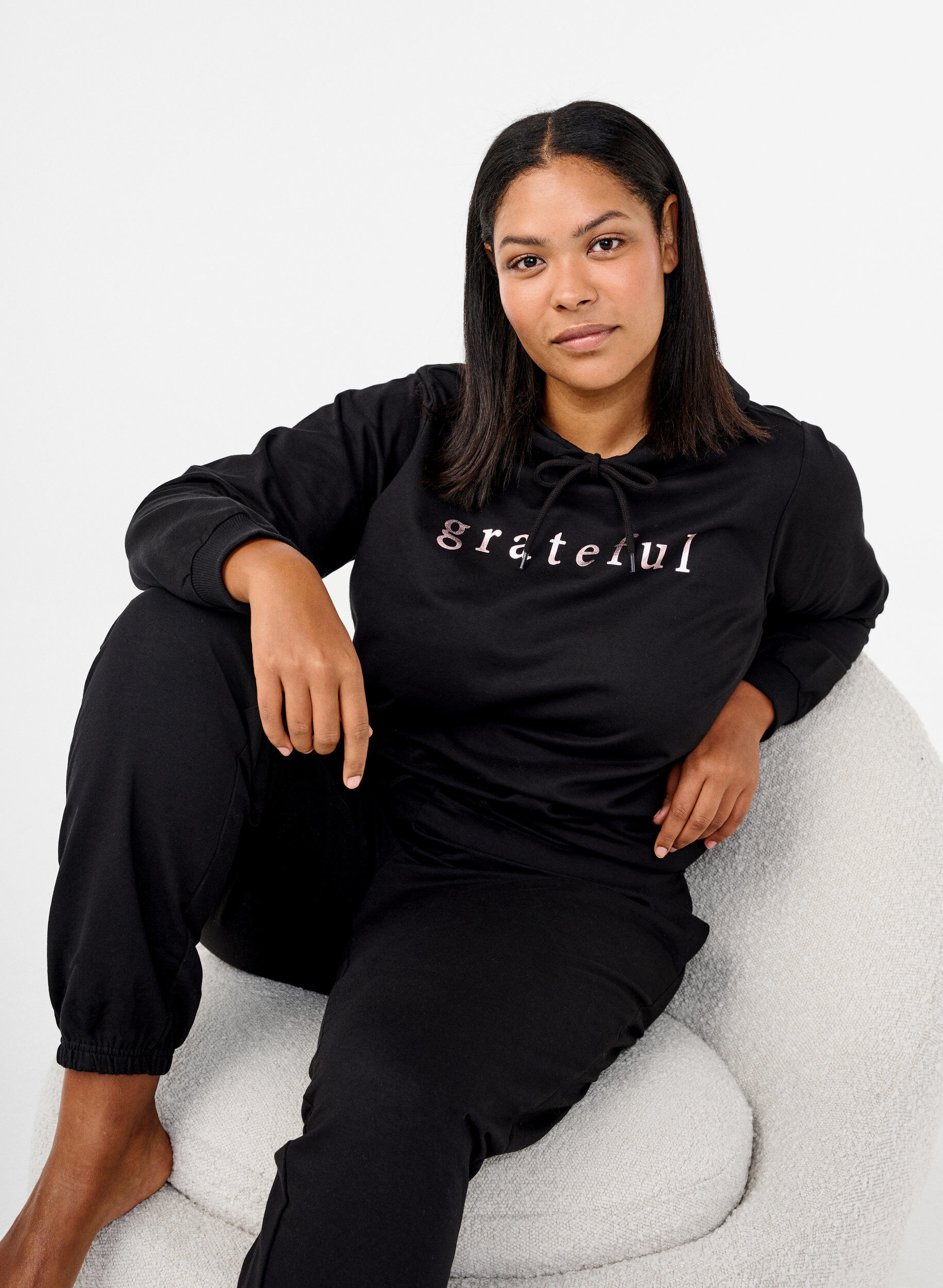 Zizzi Sweatshirt med h&aelig;tte og print, Sort, Image image number 0