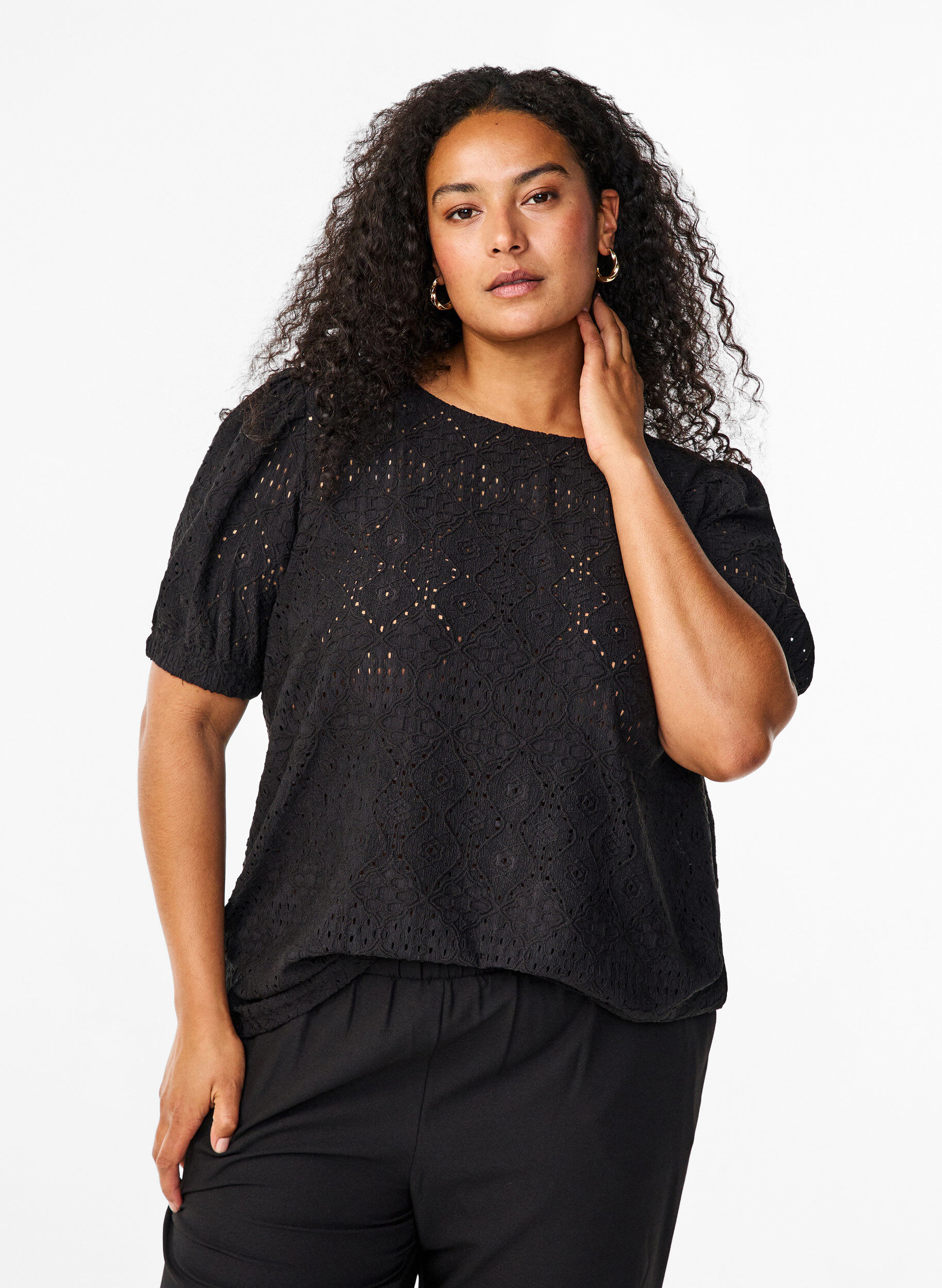 Zizzi Kort&aelig;rmet bluse med hulm&oslash;nster, Black, Model image number 0