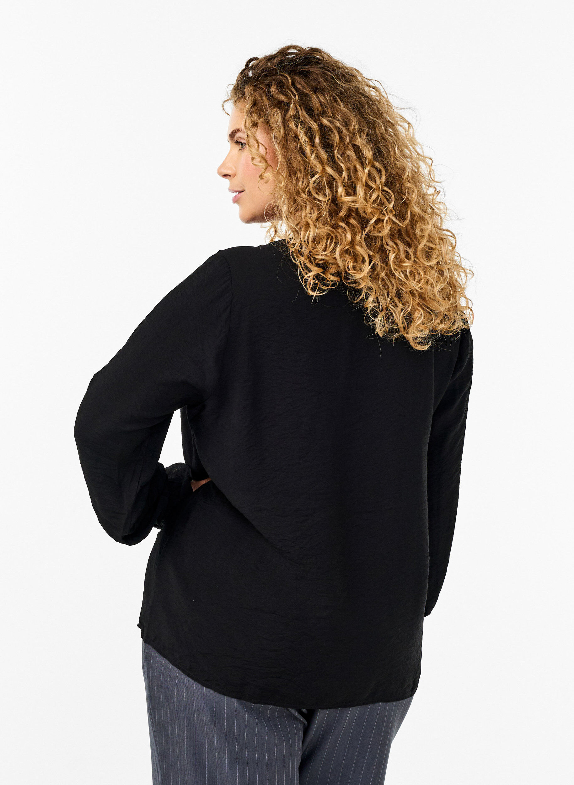 Zizzi Lang&aelig;rmet bluse med V-udsk&aelig;ring, Black, Model image number 1