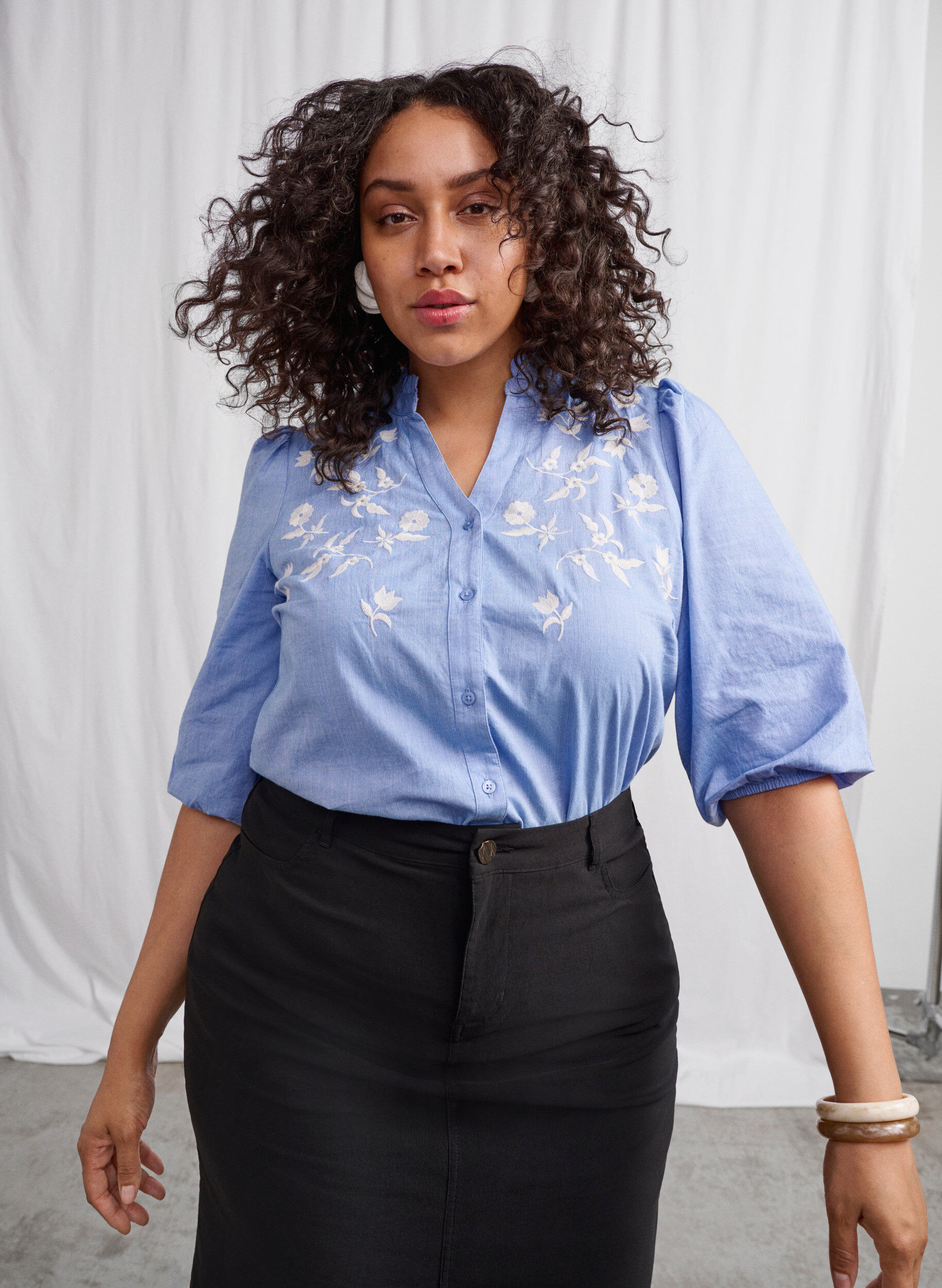 Zizzi Skjortebluse i bomuld med broderede blomster , Vista Bl. W. White, Image image number 1