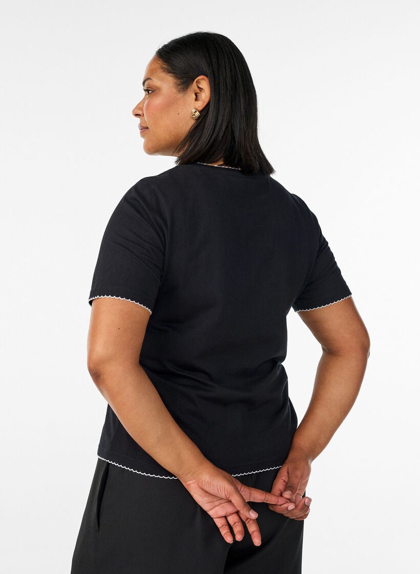 T-shirt i bomuld med b&oslash;lgede kontrastkanter, Sort, Model image number 2