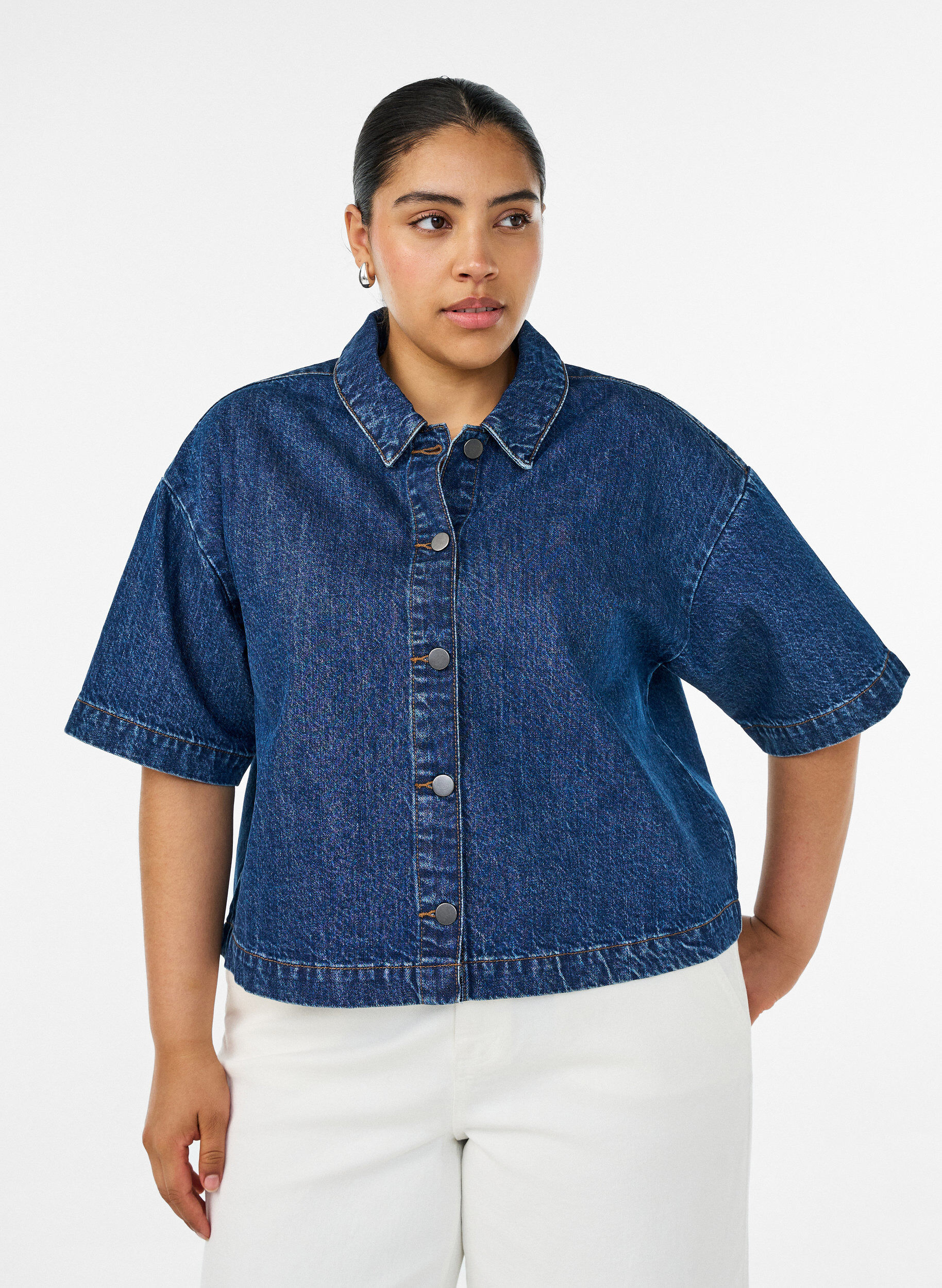 Kort denimjakke med knaplukning og korte &aelig;rmer, Bl&aring;, Model