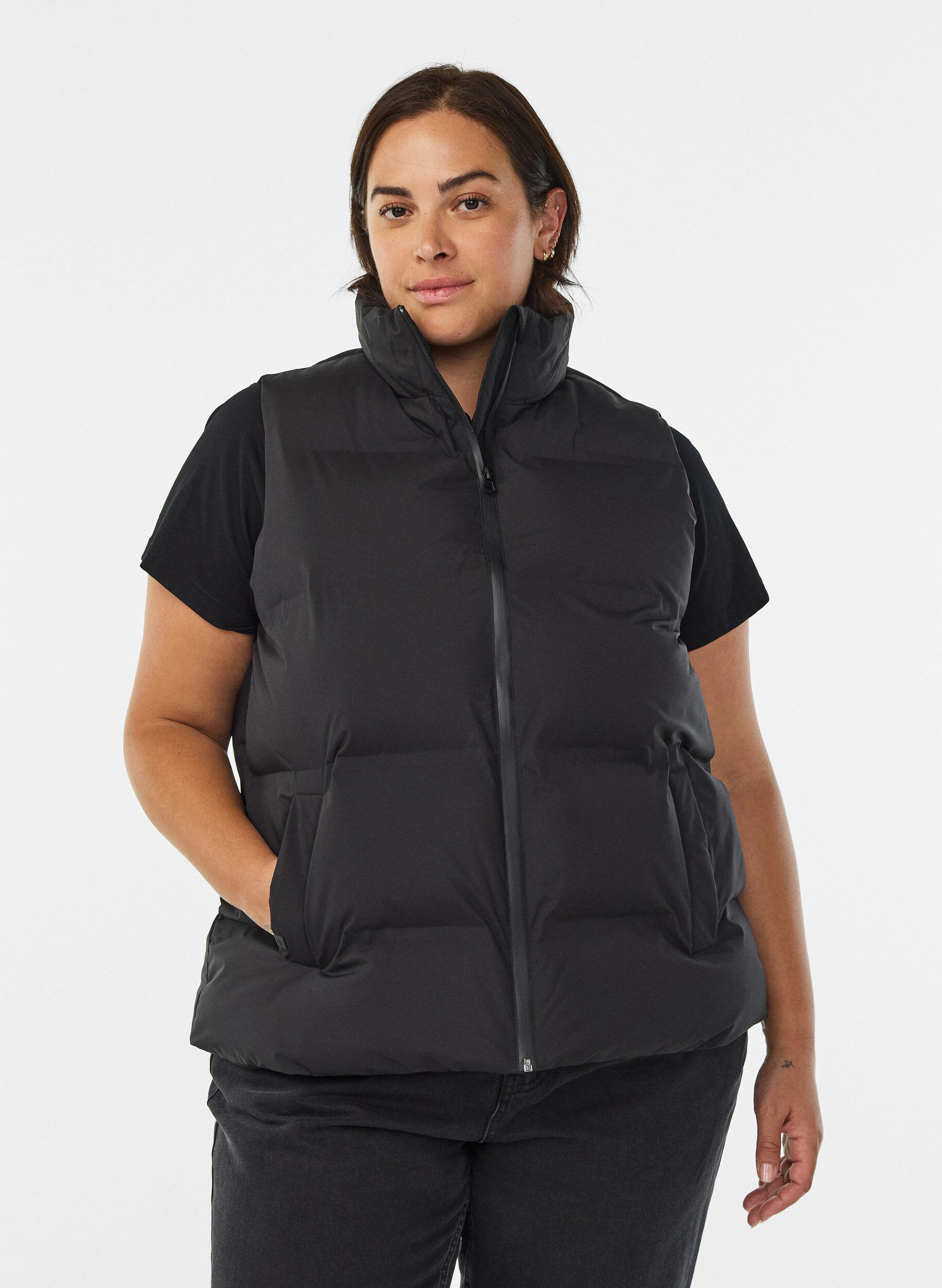 Kort puffervest med h&oslash;j krave, Sort, Model