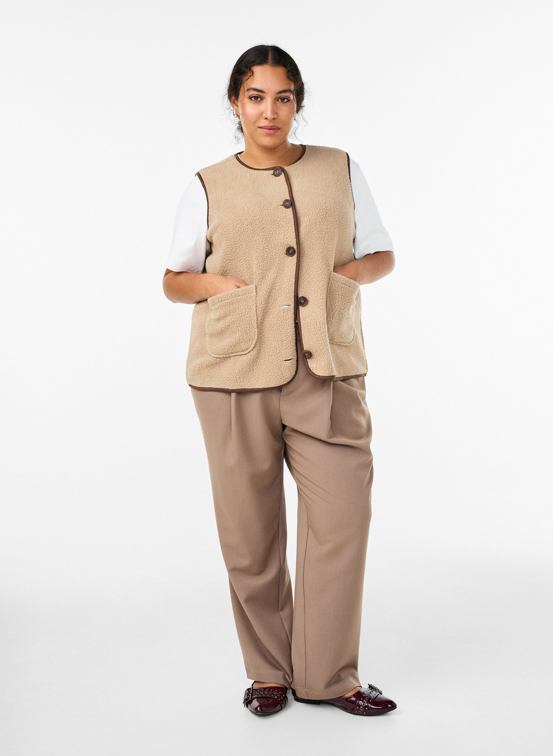 ZizziVest i teddyfleece med kontrastkanter, Beige, Model image number 1