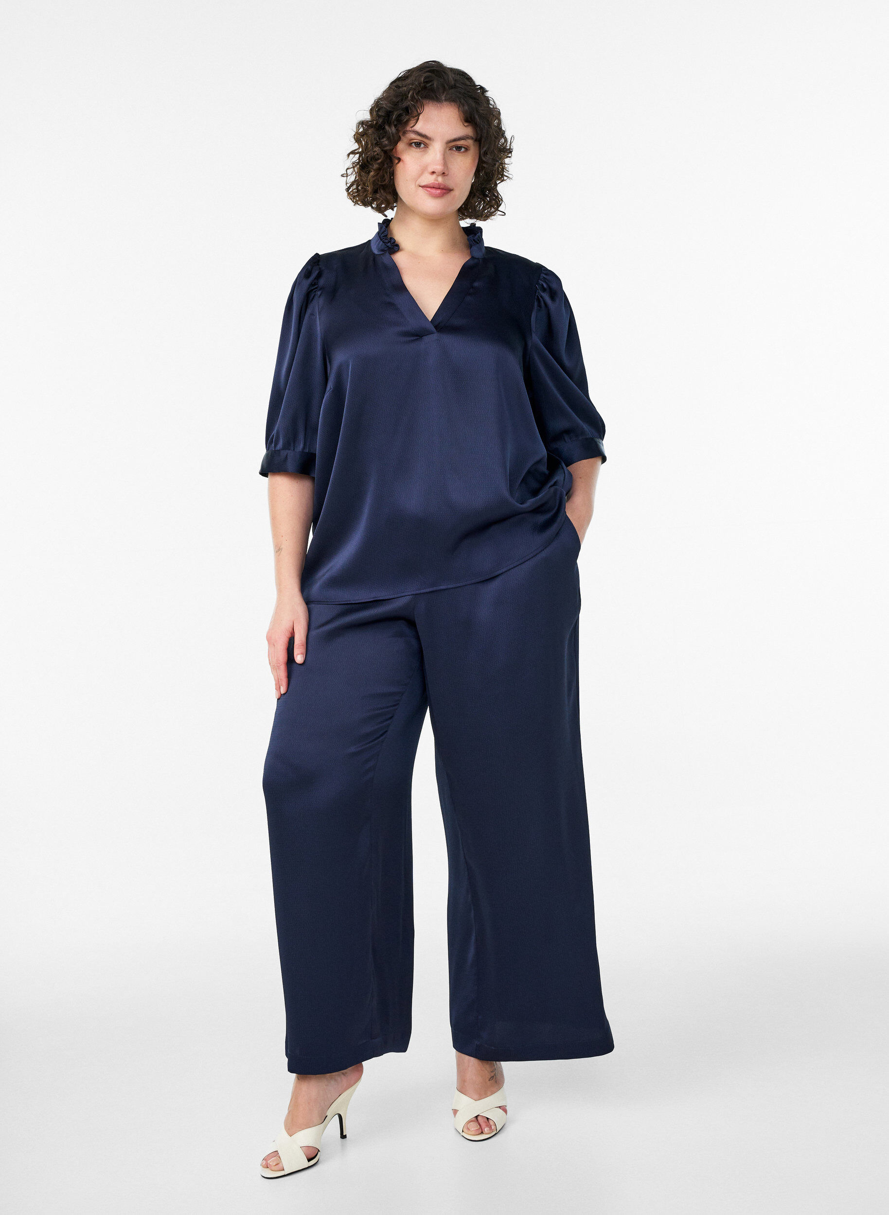 ZizziBluse i satin-look med 1/2 &aelig;rmer og fl&aelig;sekrave, Bl&aring;, Model image number 1