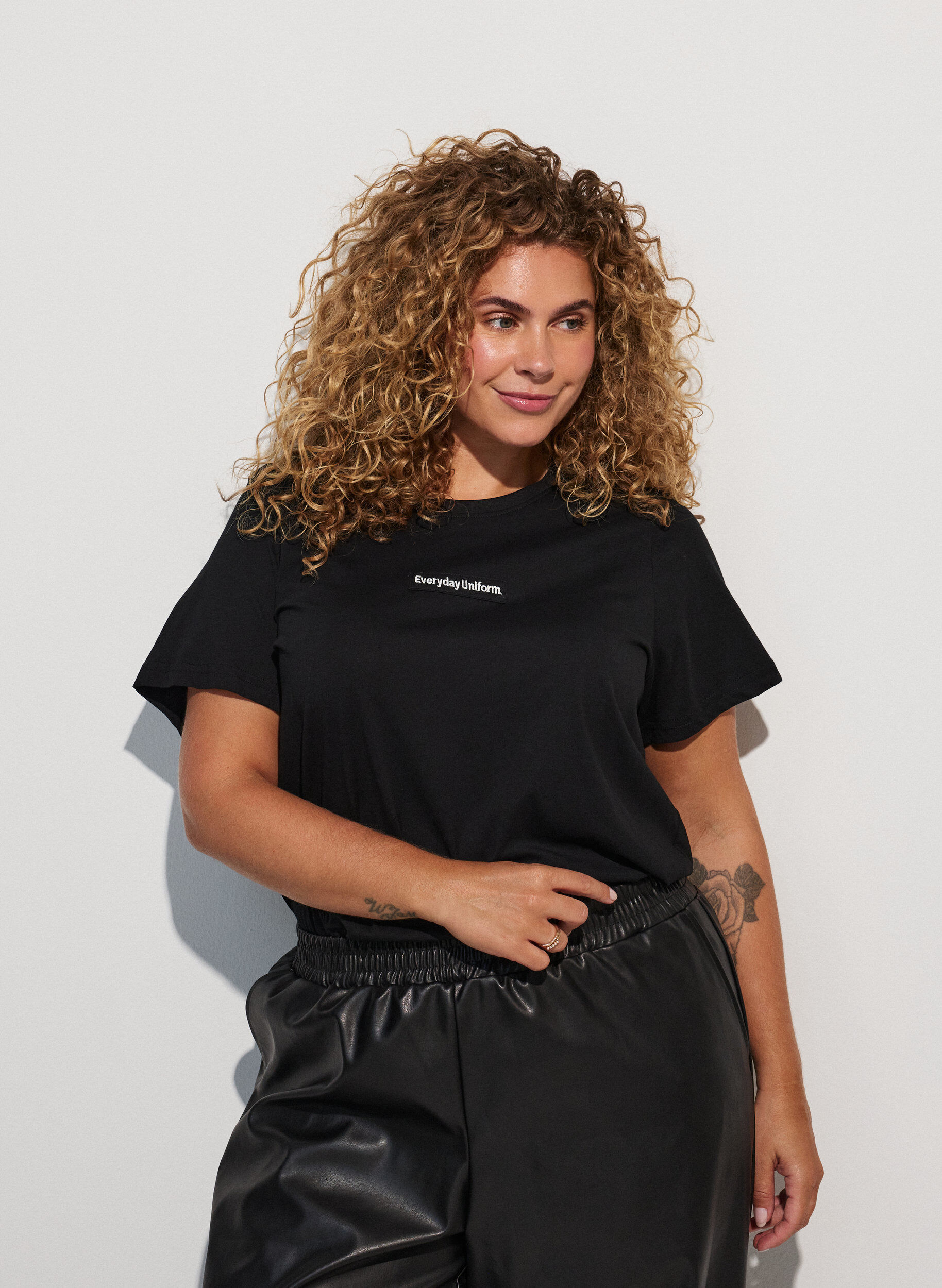 ZizziT-shirt i bomuld med tekstbadge, Sort, Model image number 0