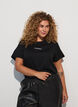 T-shirt i bomuld med tekstbadge, Sort, Model image number 0