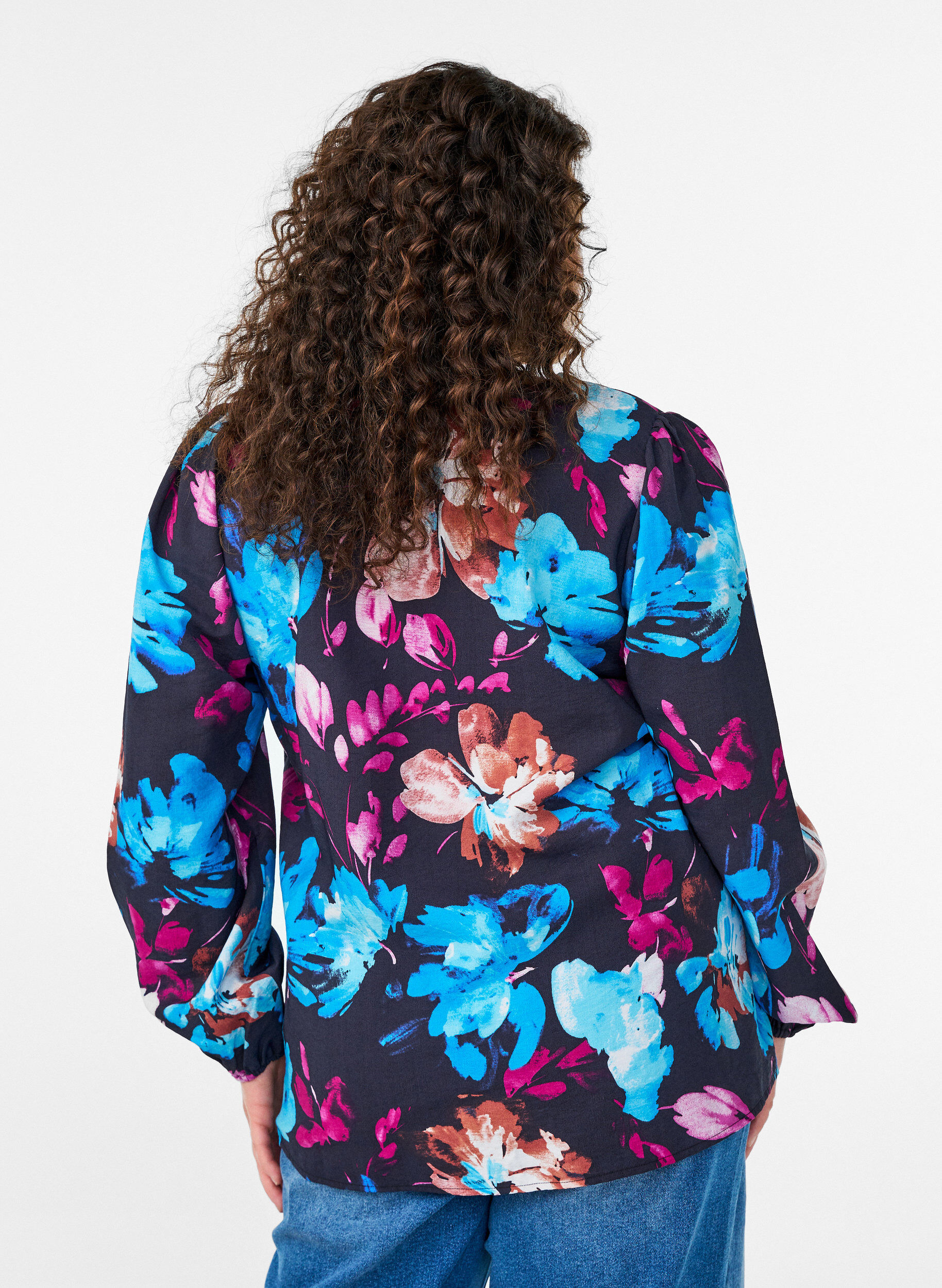 Zizzi Viskosebluse med blomsterprint og lange &aelig;rmer, Sort, Model image number 2